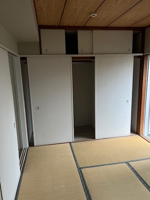 建具・照明・タイル等　素材にこだわりスタイリッシュな空間に。サーモタイルを用いた在来工法のお風呂と、内窓設置で季節に合わせた心地よさに。