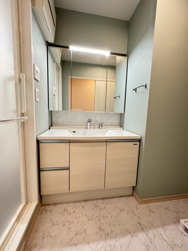 家事動線の良いセパレートキッチンを採用。　お部屋には室内窓を施工し、お庭から光や風が通る心地よい空間に。