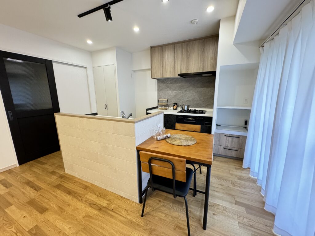 家事動線の良いセパレートキッチンを採用。　お部屋には室内窓を施工し、お庭から光や風が通る心地よい空間に。