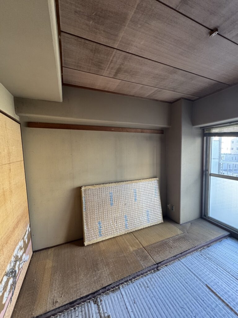 玄関にタイル・間接照明を施工し、高級感を演出。LDKは天井梁にもアクセントクロスを採用し、スタイリッシュな印象に。