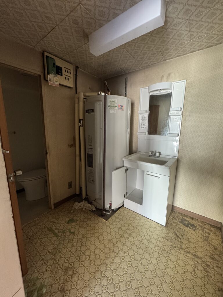 玄関にタイル・間接照明を施工し、高級感を演出。LDKは天井梁にもアクセントクロスを採用し、スタイリッシュな印象に。