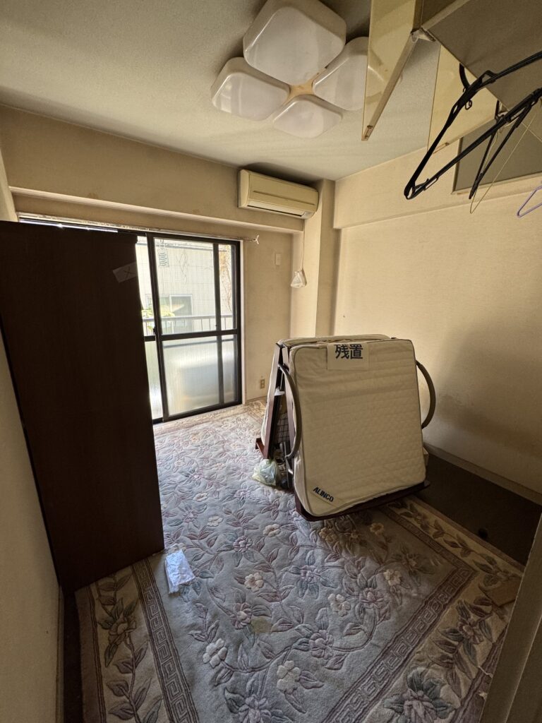 シックなカラーを使用した、落ち着いたインテリア。収納を重視した快適な空間。