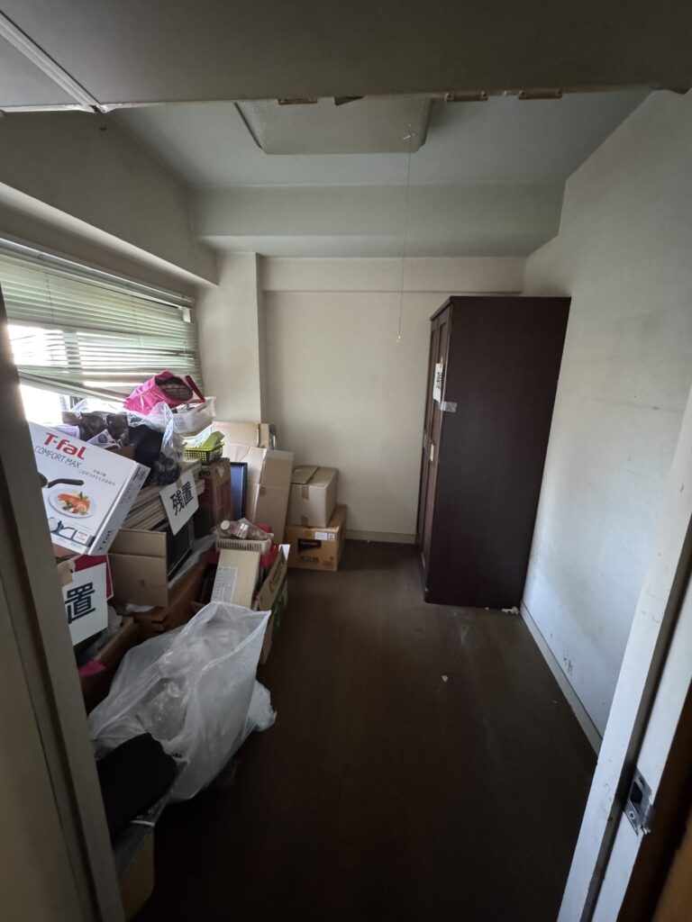 シックなカラーを使用した、落ち着いたインテリア。収納を重視した快適な空間。