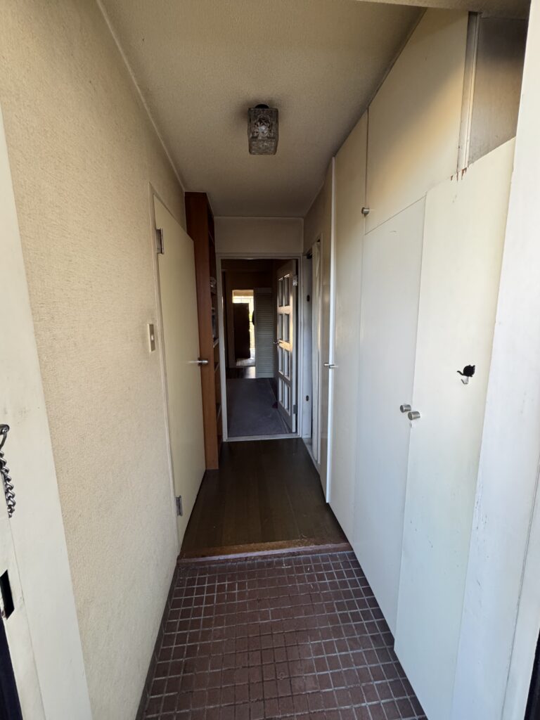 シックなカラーを使用した、落ち着いたインテリア。収納を重視した快適な空間。