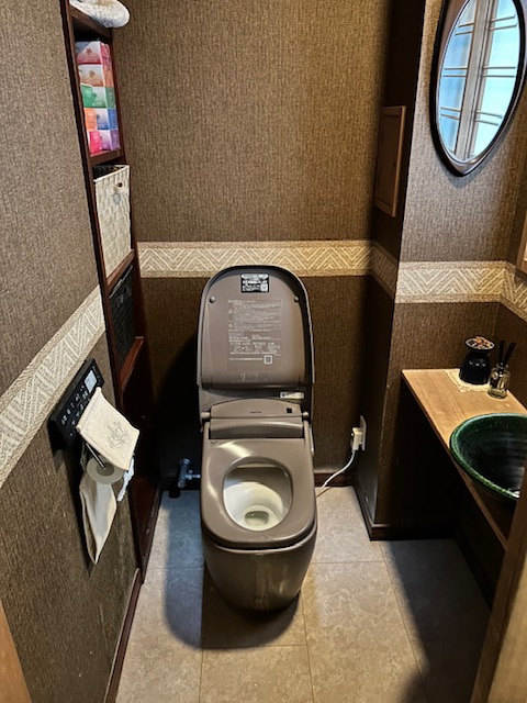 日本の伝統と技術が活かされた、美しい和風家屋。和の造作建具、エコカラットと和タイルを使用し、現代の暮らしと和の美しさが調和するデザイン。
