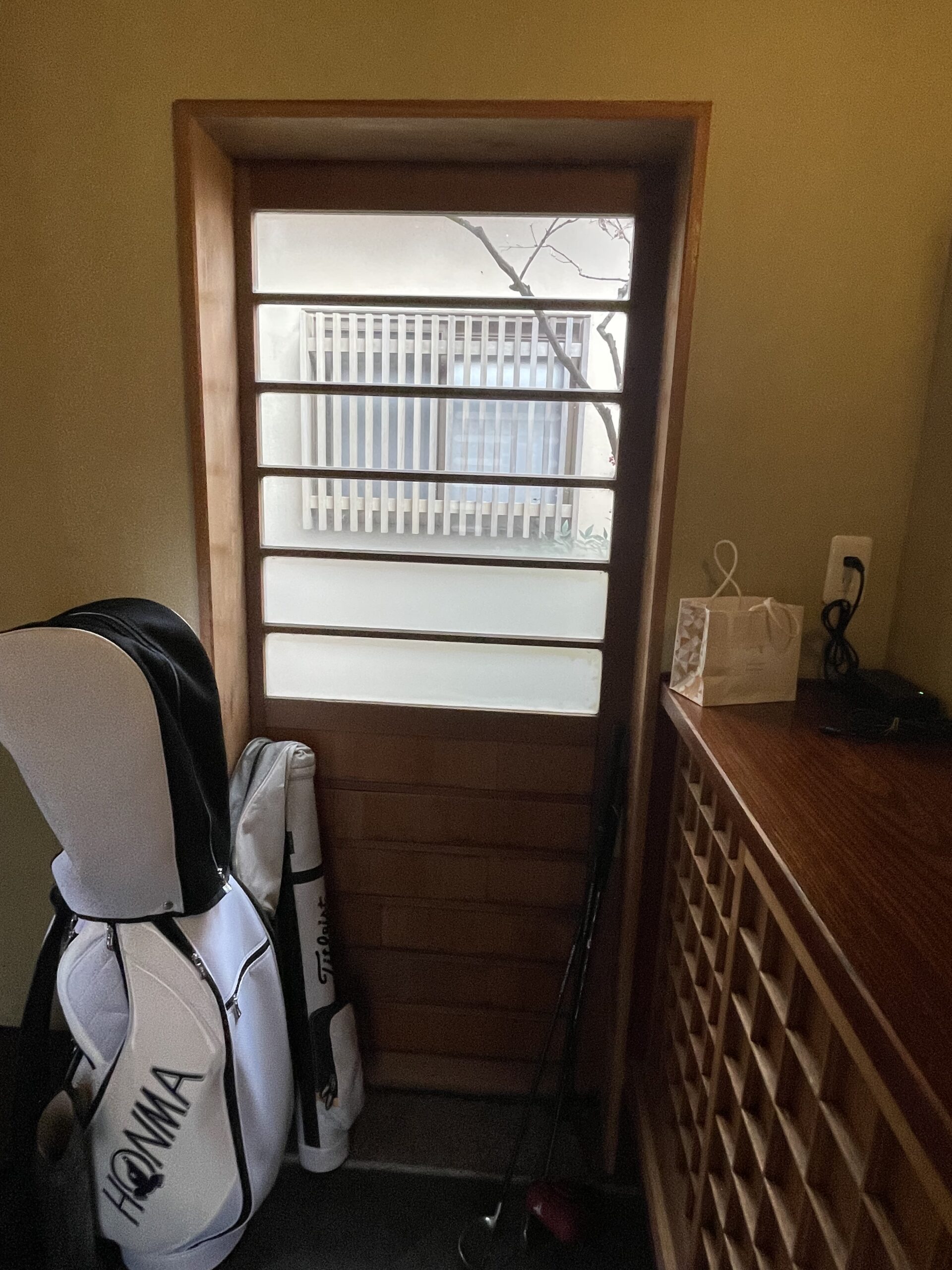 日本の伝統と技術が活かされた、美しい和風家屋。和の造作建具、エコカラットと和タイルを使用し、現代の暮らしと和の美しさが調和するデザイン。