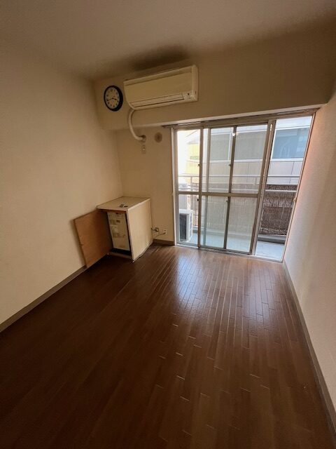 格子やリブパネルがアクセントのジャパンディスタイルなお部屋。間接照明やブラケットライトなどの照明にもこだわり、都会的ながらも落ち着いた雰囲気に。