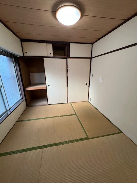 格子やリブパネルがアクセントのジャパンディスタイルなお部屋。間接照明やブラケットライトなどの照明にもこだわり、都会的ながらも落ち着いた雰囲気に。