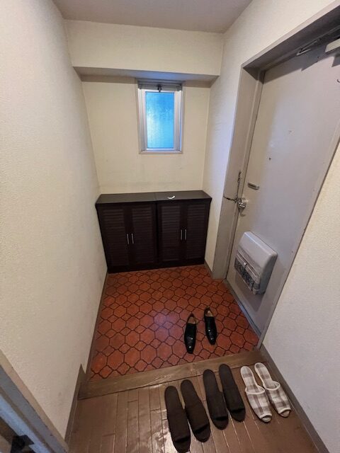 格子やリブパネルがアクセントのジャパンディスタイルなお部屋。間接照明やブラケットライトなどの照明にもこだわり、都会的ながらも落ち着いた雰囲気に。