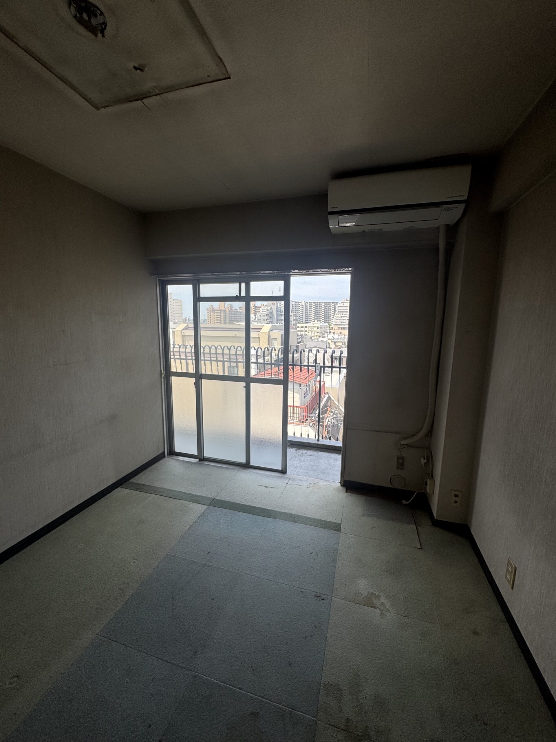 天井の化粧梁と、格子入りのドアが印象的なリビング。可愛らしさのなかに、キッチンのグレータイルで上品さもプラスした内装に。