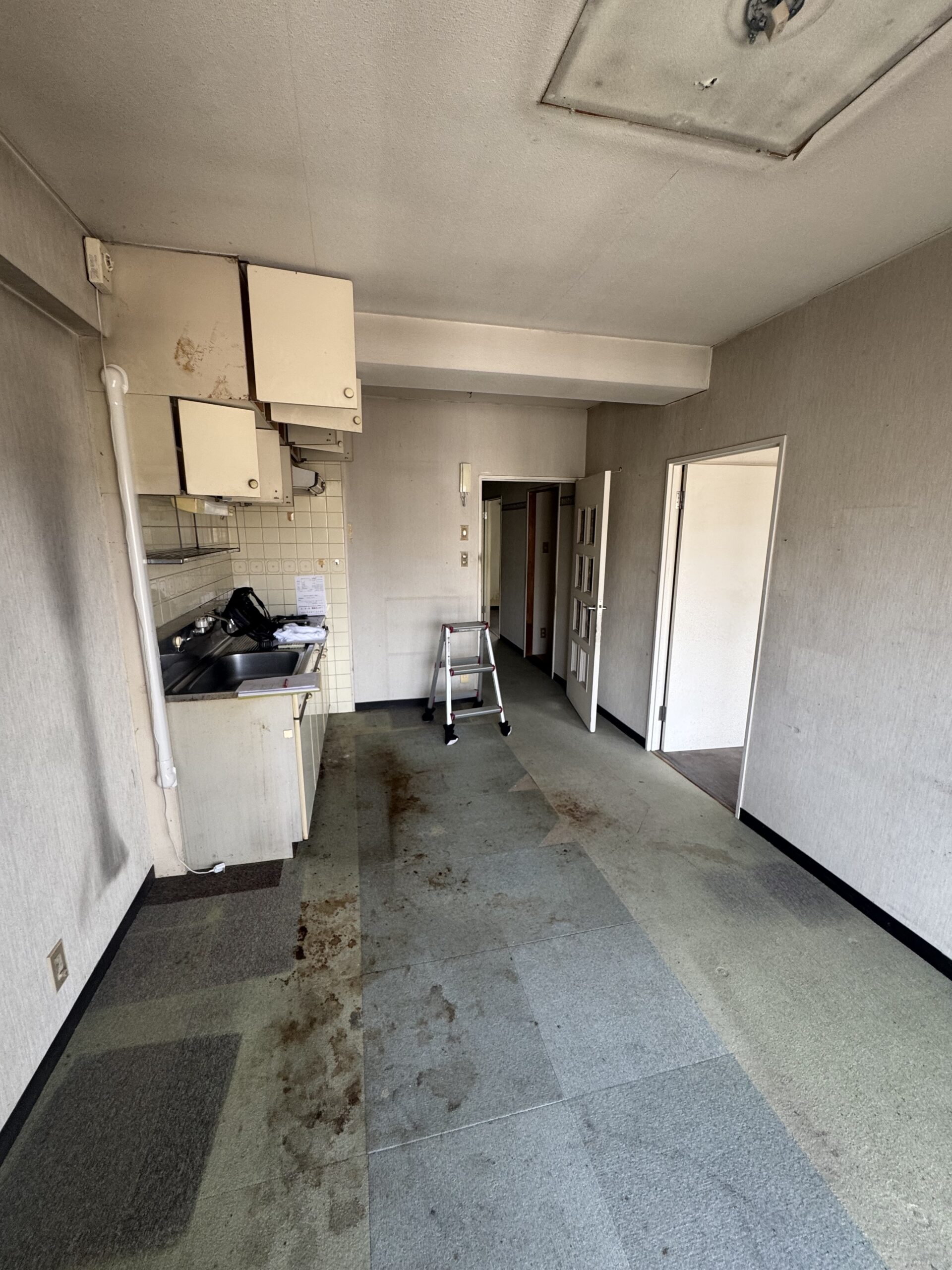 天井の化粧梁と、格子入りのドアが印象的なリビング。可愛らしさのなかに、キッチンのグレータイルで上品さもプラスした内装に。