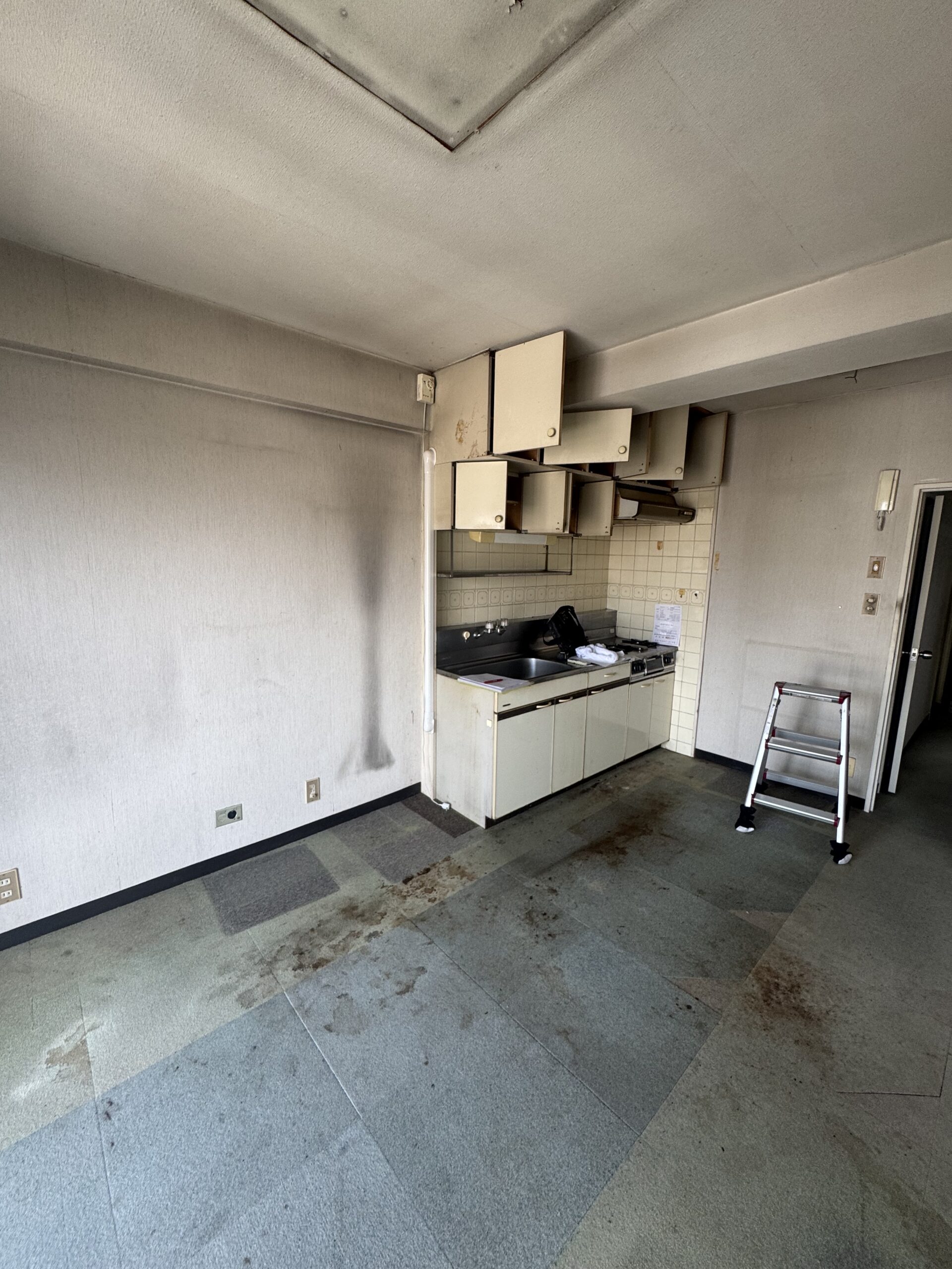 天井の化粧梁と、格子入りのドアが印象的なリビング。可愛らしさのなかに、キッチンのグレータイルで上品さもプラスした内装に。