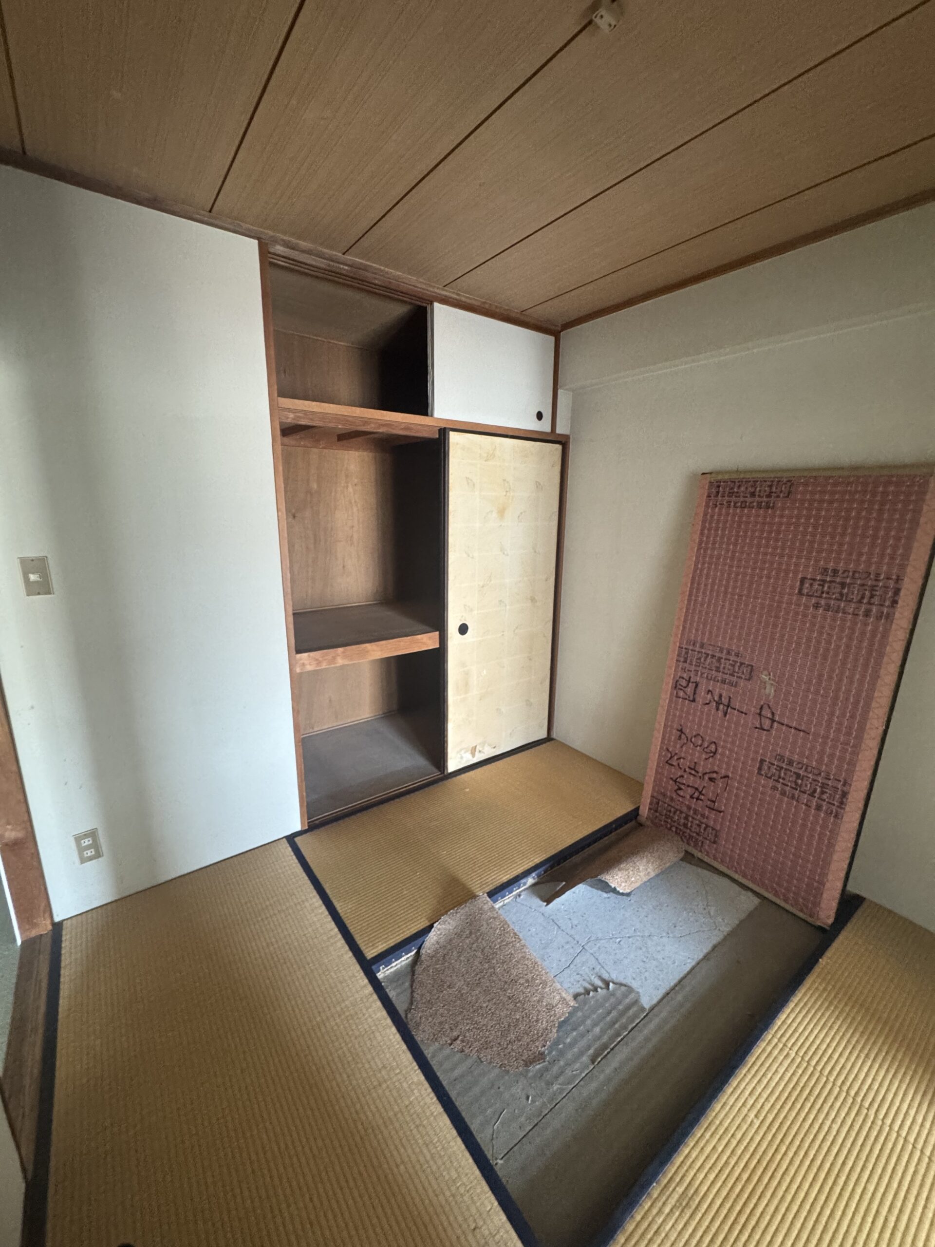 天井の化粧梁と、格子入りのドアが印象的なリビング。可愛らしさのなかに、キッチンのグレータイルで上品さもプラスした内装に。