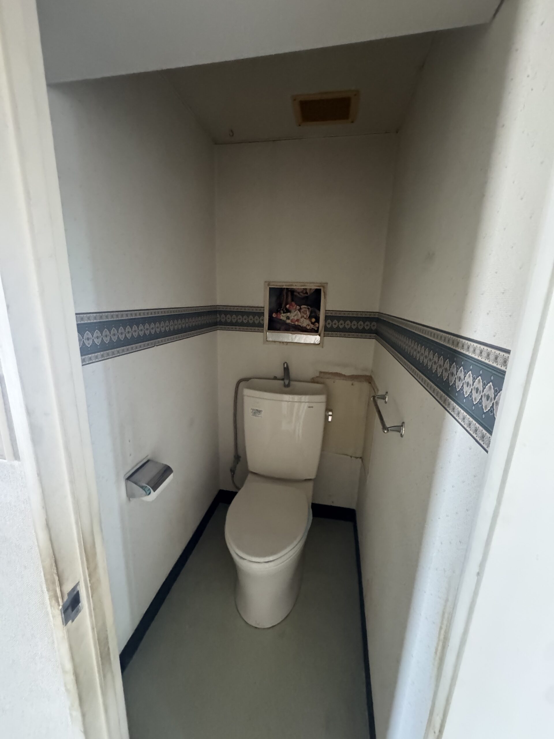 天井の化粧梁と、格子入りのドアが印象的なリビング。可愛らしさのなかに、キッチンのグレータイルで上品さもプラスした内装に。