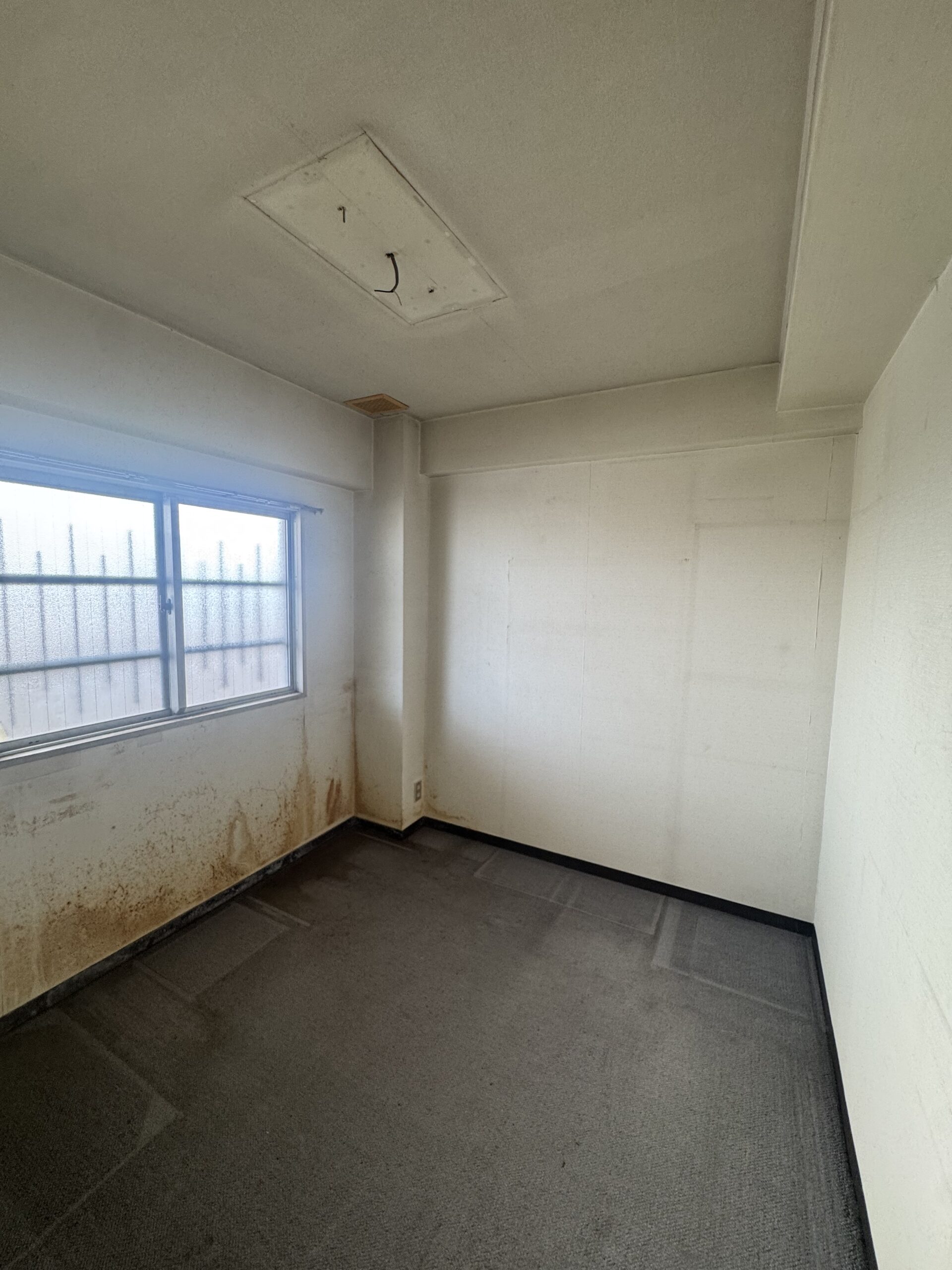 天井の化粧梁と、格子入りのドアが印象的なリビング。可愛らしさのなかに、キッチンのグレータイルで上品さもプラスした内装に。