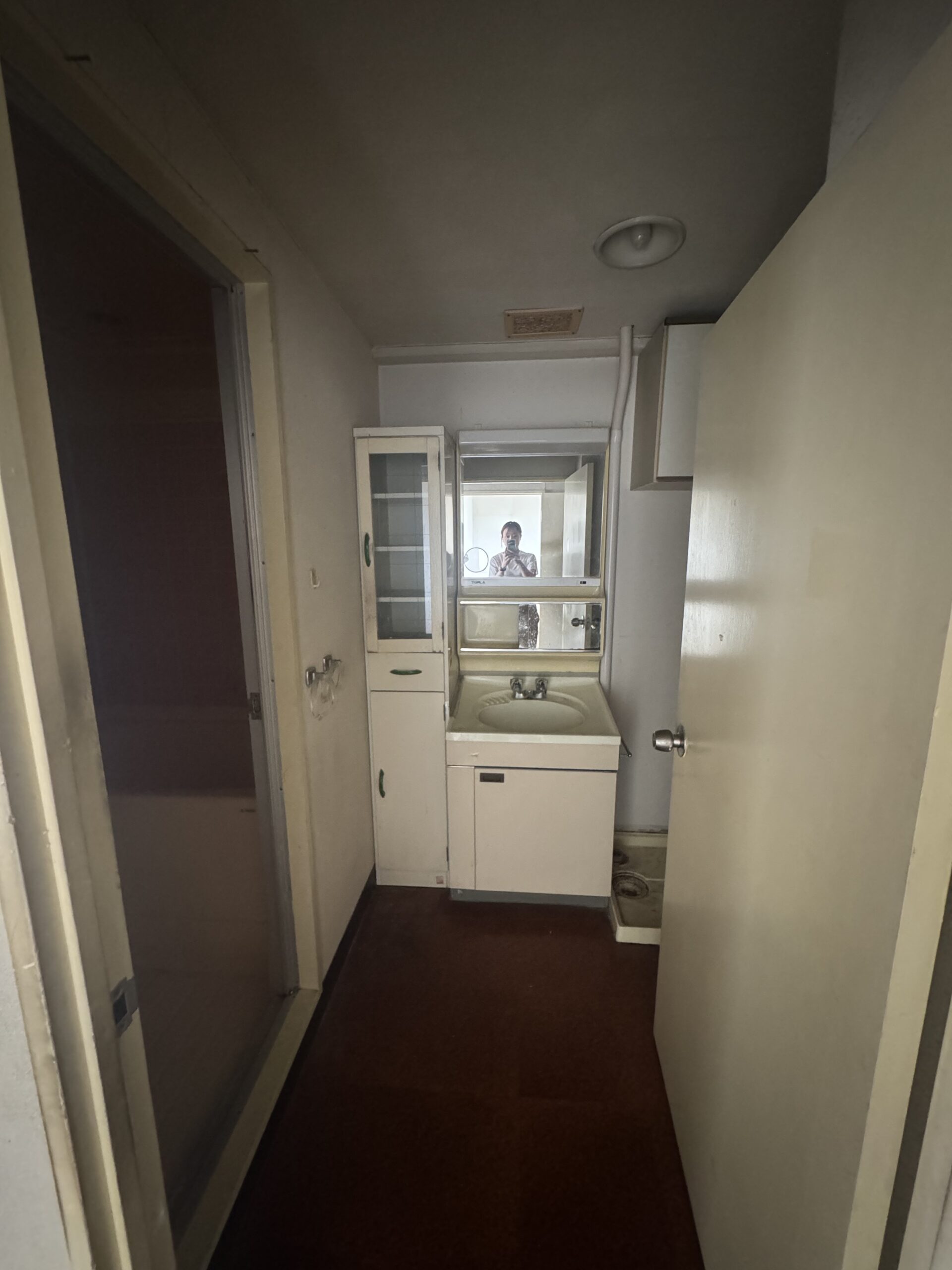 天井の化粧梁と、格子入りのドアが印象的なリビング。可愛らしさのなかに、キッチンのグレータイルで上品さもプラスした内装に。