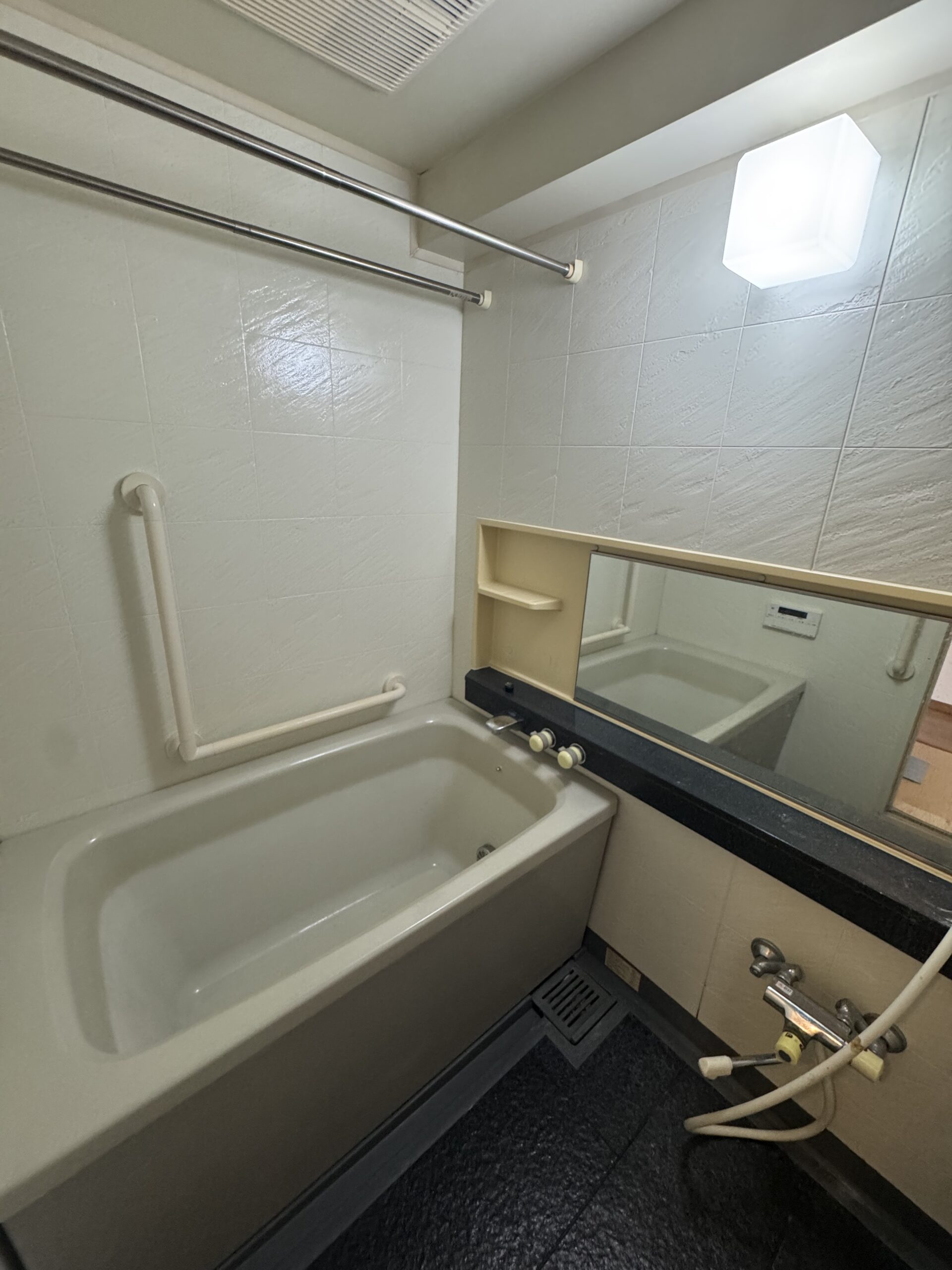 リビング・玄関に施工したエコカラットを間接照明で照らし、ホテルライクな空間を演出。モノトーン基調の内装に、ブラウンやブルーのクロスをアクセントとして採用した、施主様こだわりのお部屋。