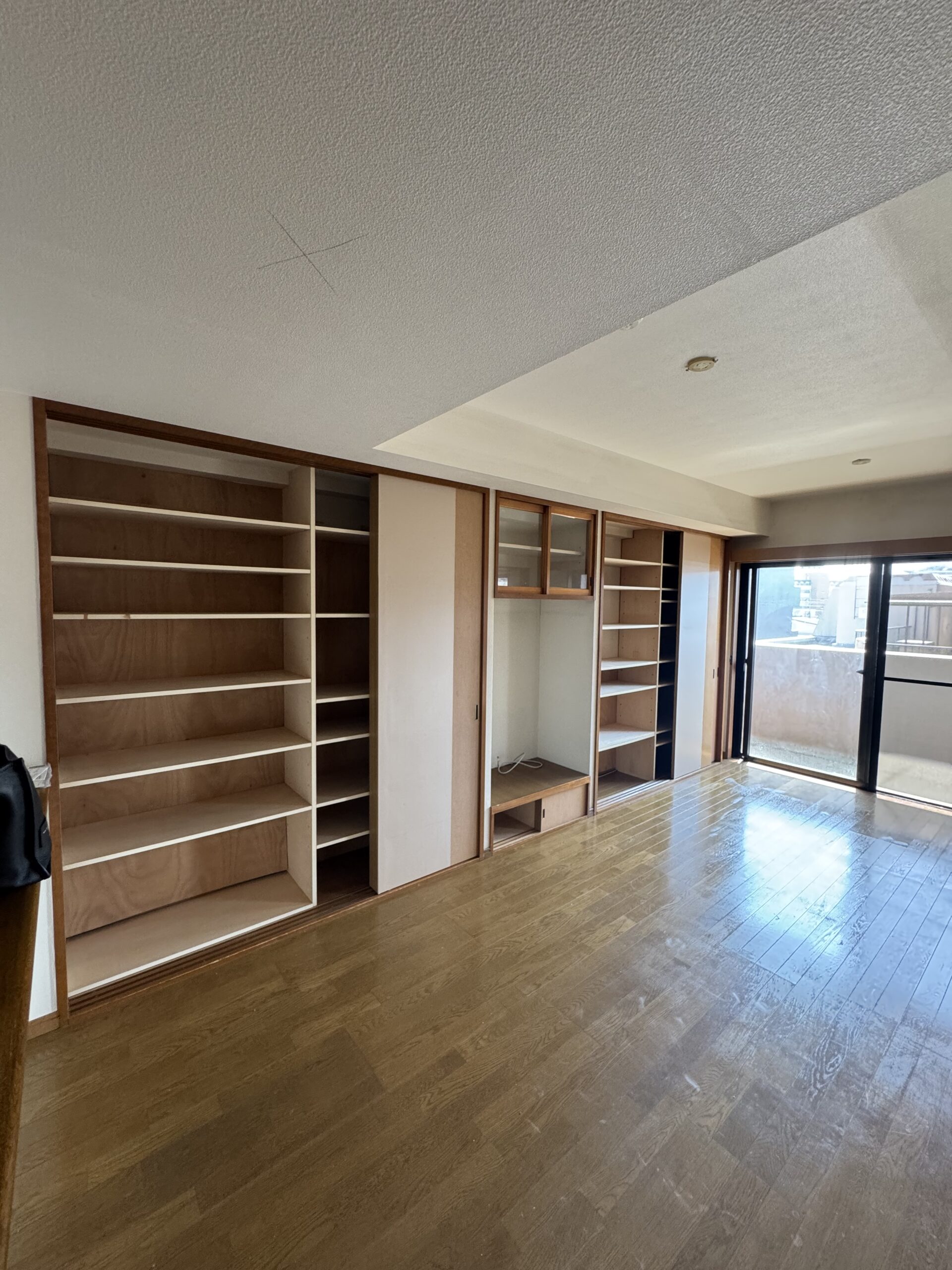 リビング・玄関に施工したエコカラットを間接照明で照らし、ホテルライクな空間を演出。モノトーン基調の内装に、ブラウンやブルーのクロスをアクセントとして採用した、施主様こだわりのお部屋。