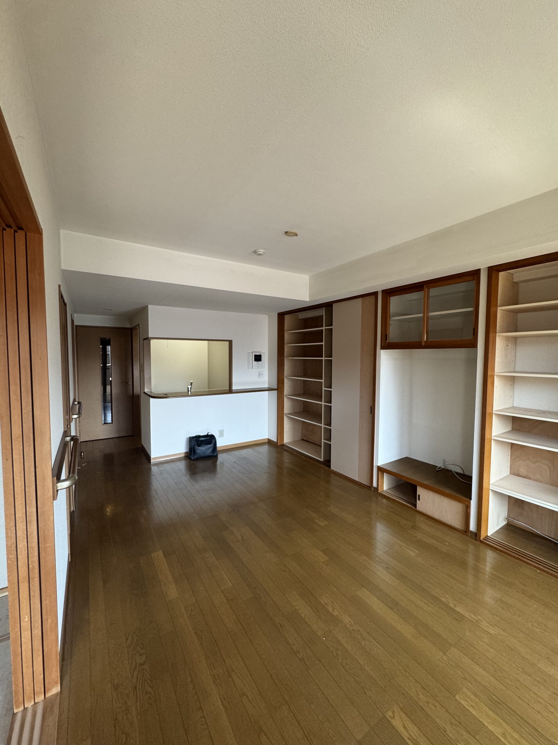 リビング・玄関に施工したエコカラットを間接照明で照らし、ホテルライクな空間を演出。モノトーン基調の内装に、ブラウンやブルーのクロスをアクセントとして採用した、施主様こだわりのお部屋。