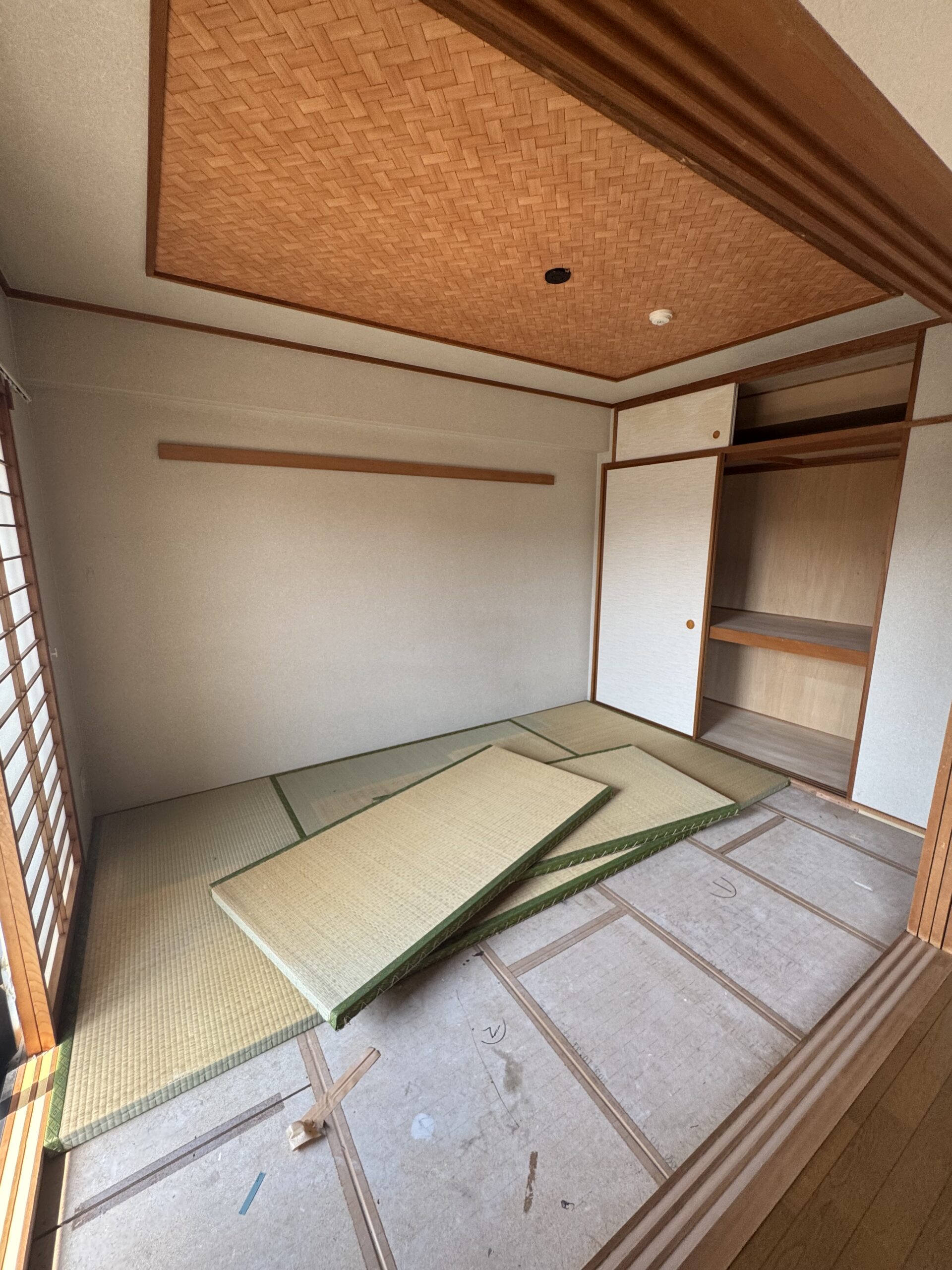 リビング・玄関に施工したエコカラットを間接照明で照らし、ホテルライクな空間を演出。モノトーン基調の内装に、ブラウンやブルーのクロスをアクセントとして採用した、施主様こだわりのお部屋。