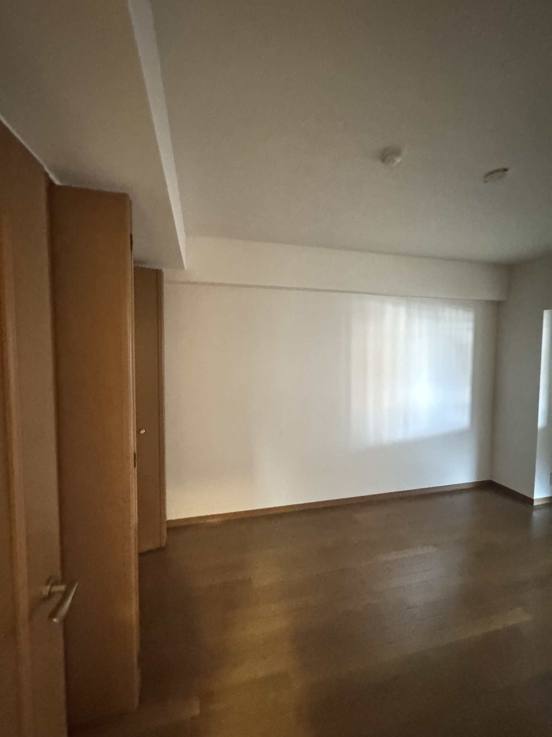 リビング・玄関に施工したエコカラットを間接照明で照らし、ホテルライクな空間を演出。モノトーン基調の内装に、ブラウンやブルーのクロスをアクセントとして採用した、施主様こだわりのお部屋。