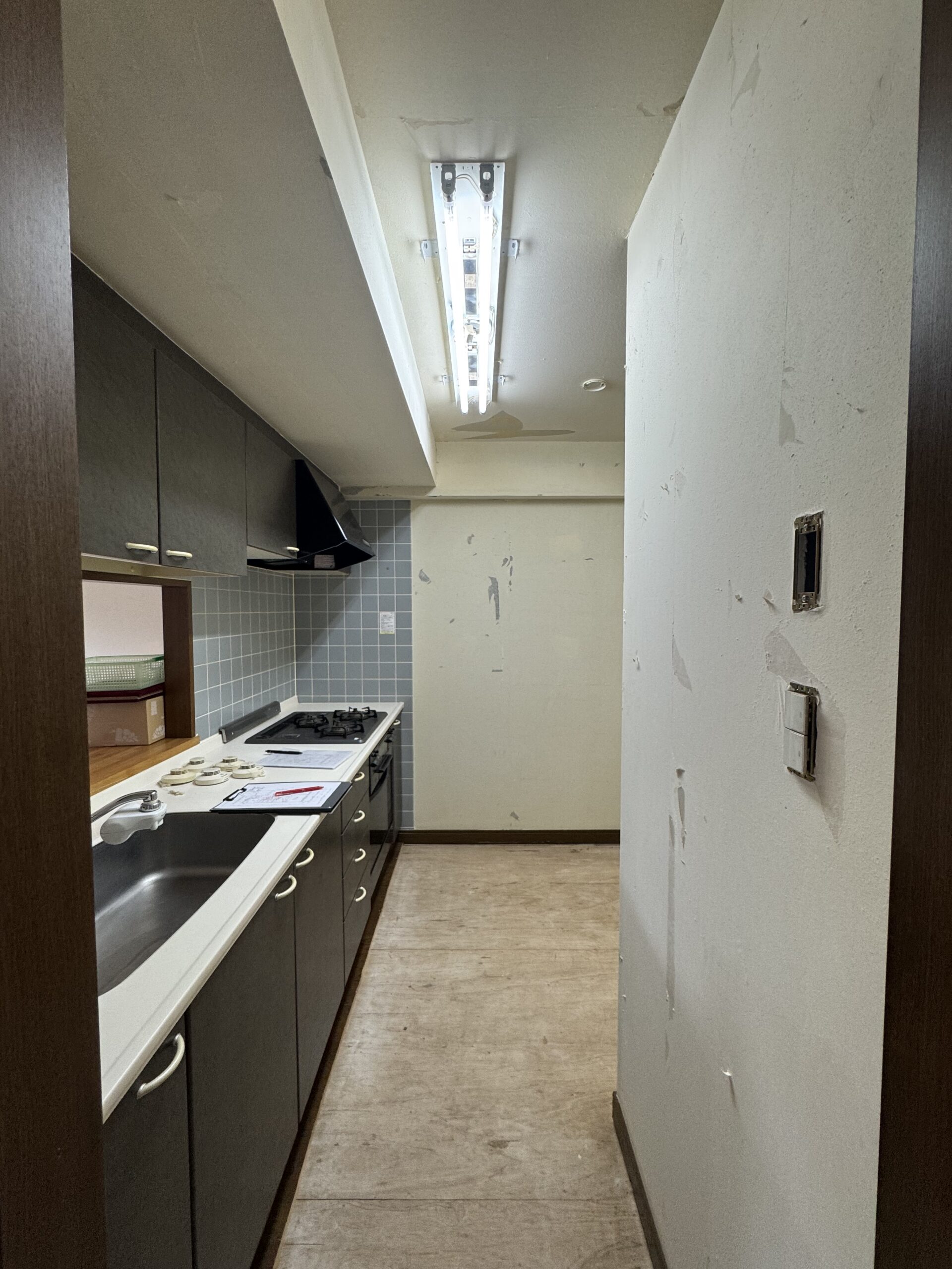 突板の天井材とフローリングが温もりを感じるリビング。アクセントで施工したエコカラットとタイルが木と調和し、心地の良い空間に。