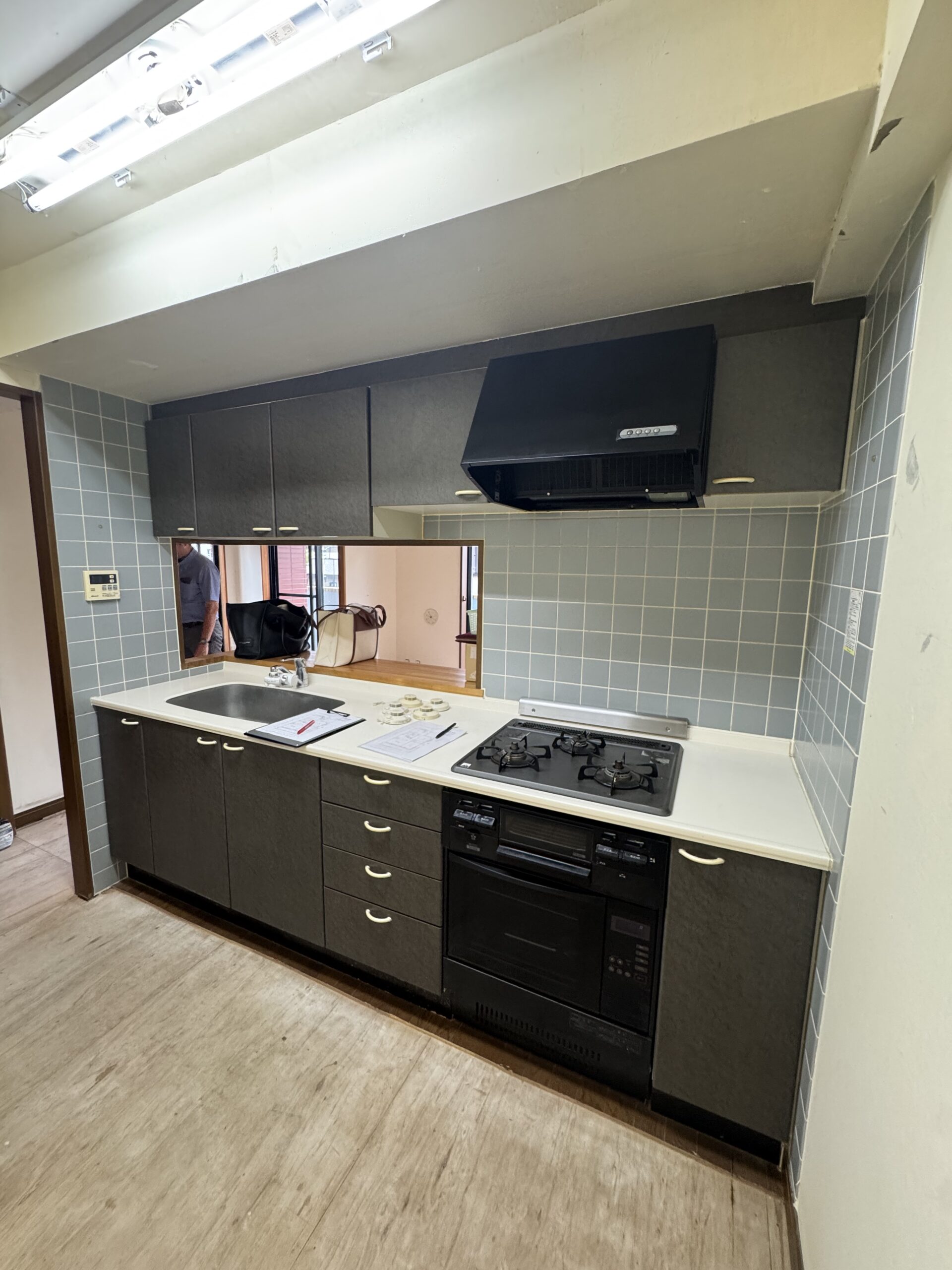 突板の天井材とフローリングが温もりを感じるリビング。アクセントで施工したエコカラットとタイルが木と調和し、心地の良い空間に。