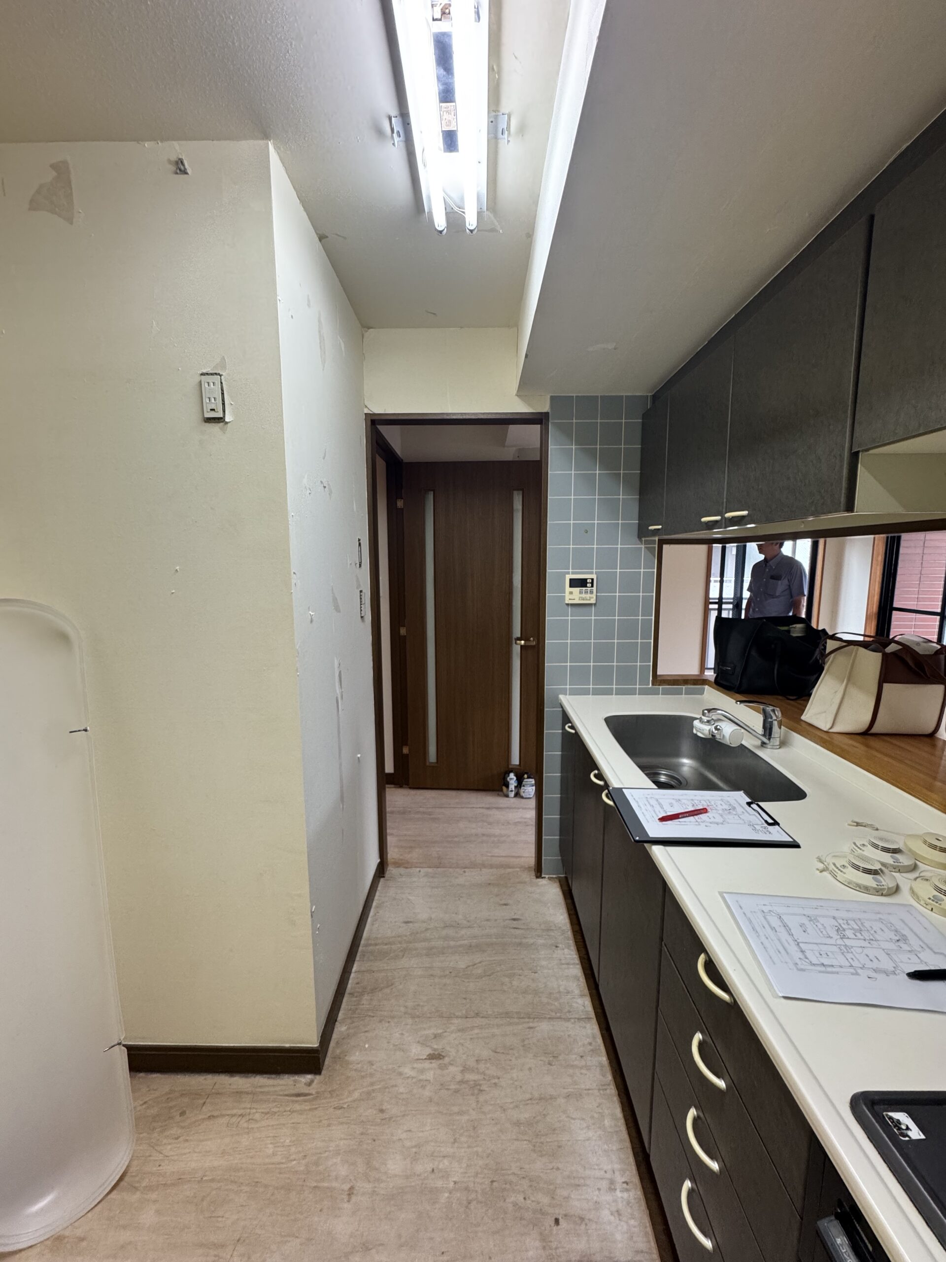 突板の天井材とフローリングが温もりを感じるリビング。アクセントで施工したエコカラットとタイルが木と調和し、心地の良い空間に。