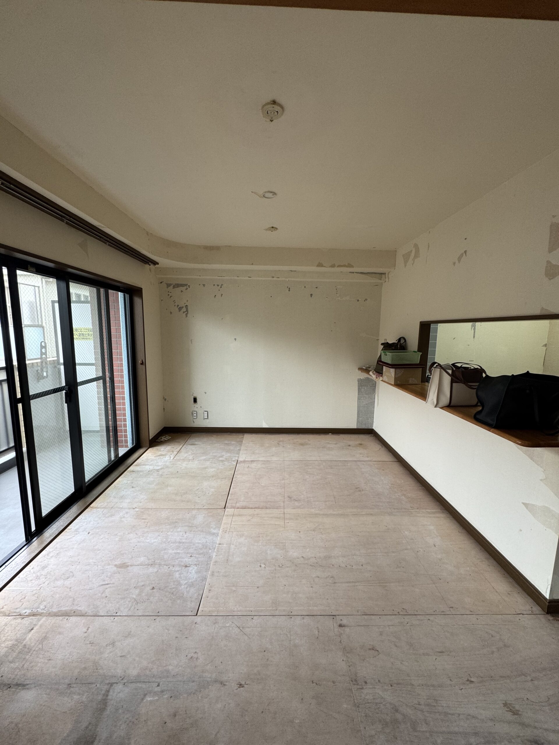 突板の天井材とフローリングが温もりを感じるリビング。アクセントで施工したエコカラットとタイルが木と調和し、心地の良い空間に。