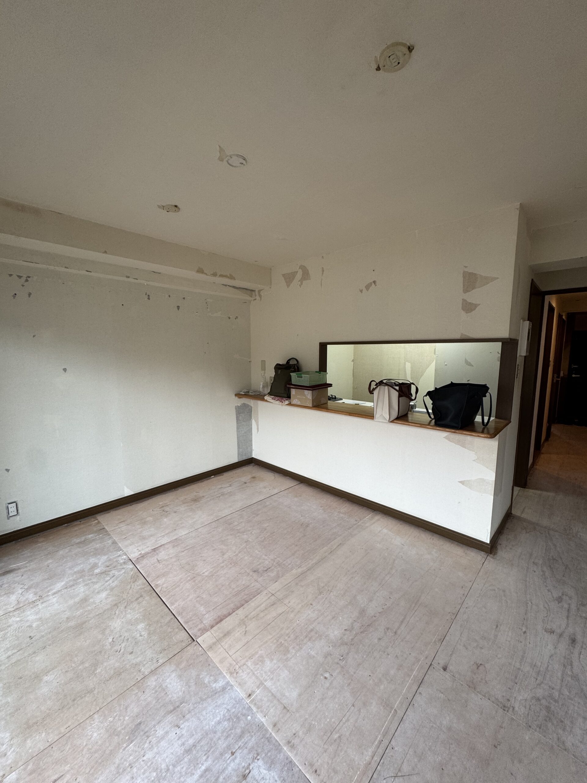 突板の天井材とフローリングが温もりを感じるリビング。アクセントで施工したエコカラットとタイルが木と調和し、心地の良い空間に。