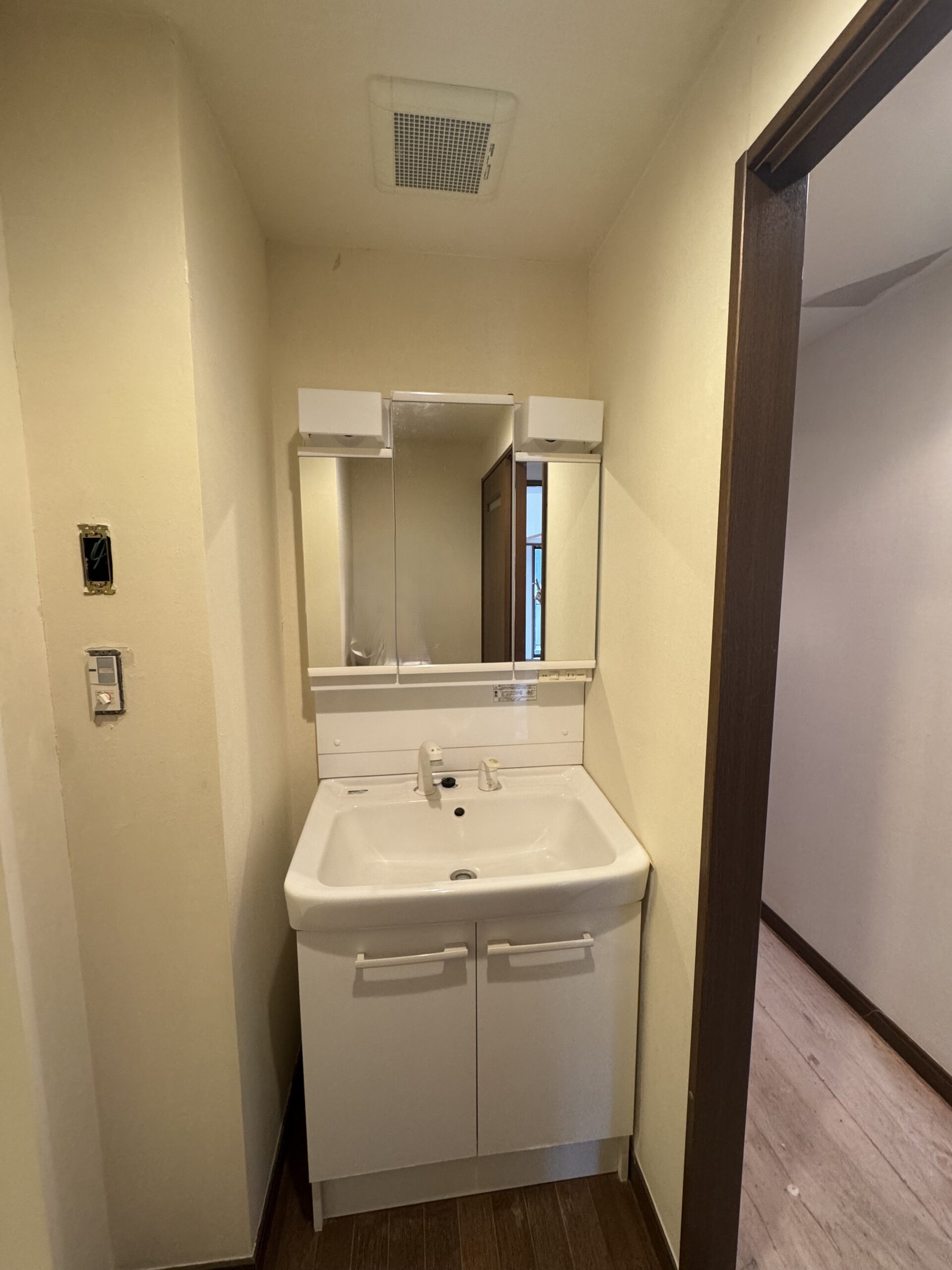 突板の天井材とフローリングが温もりを感じるリビング。アクセントで施工したエコカラットとタイルが木と調和し、心地の良い空間に。