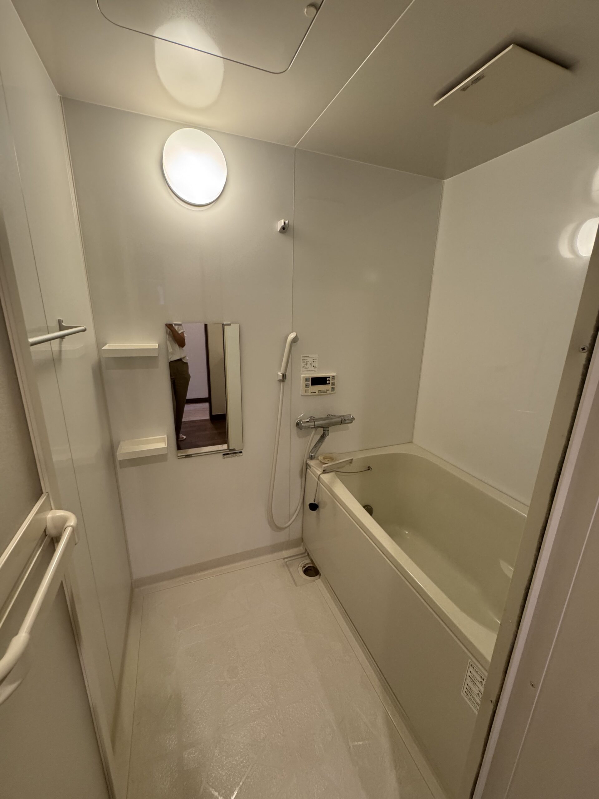 突板の天井材とフローリングが温もりを感じるリビング。アクセントで施工したエコカラットとタイルが木と調和し、心地の良い空間に。