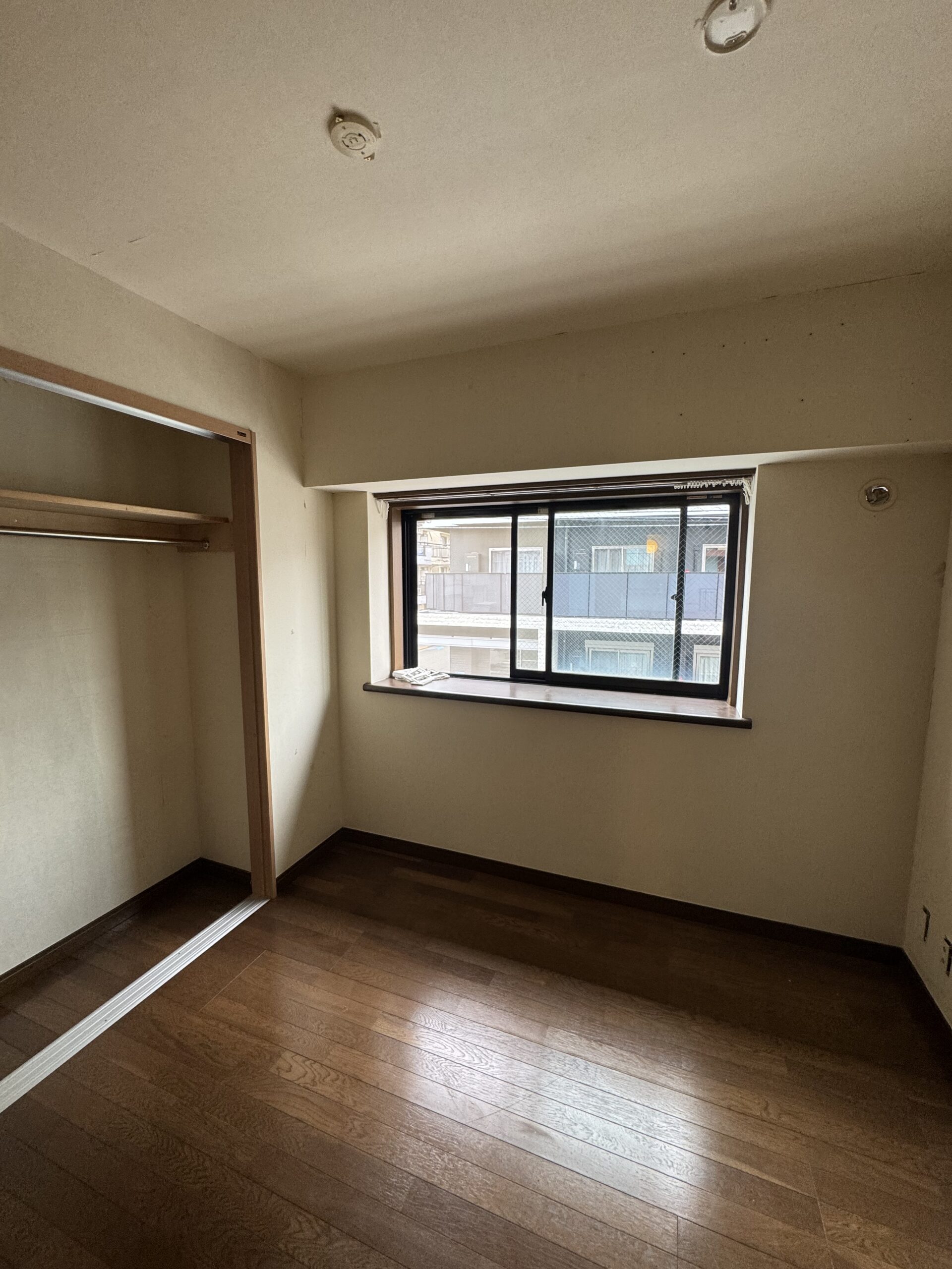 突板の天井材とフローリングが温もりを感じるリビング。アクセントで施工したエコカラットとタイルが木と調和し、心地の良い空間に。