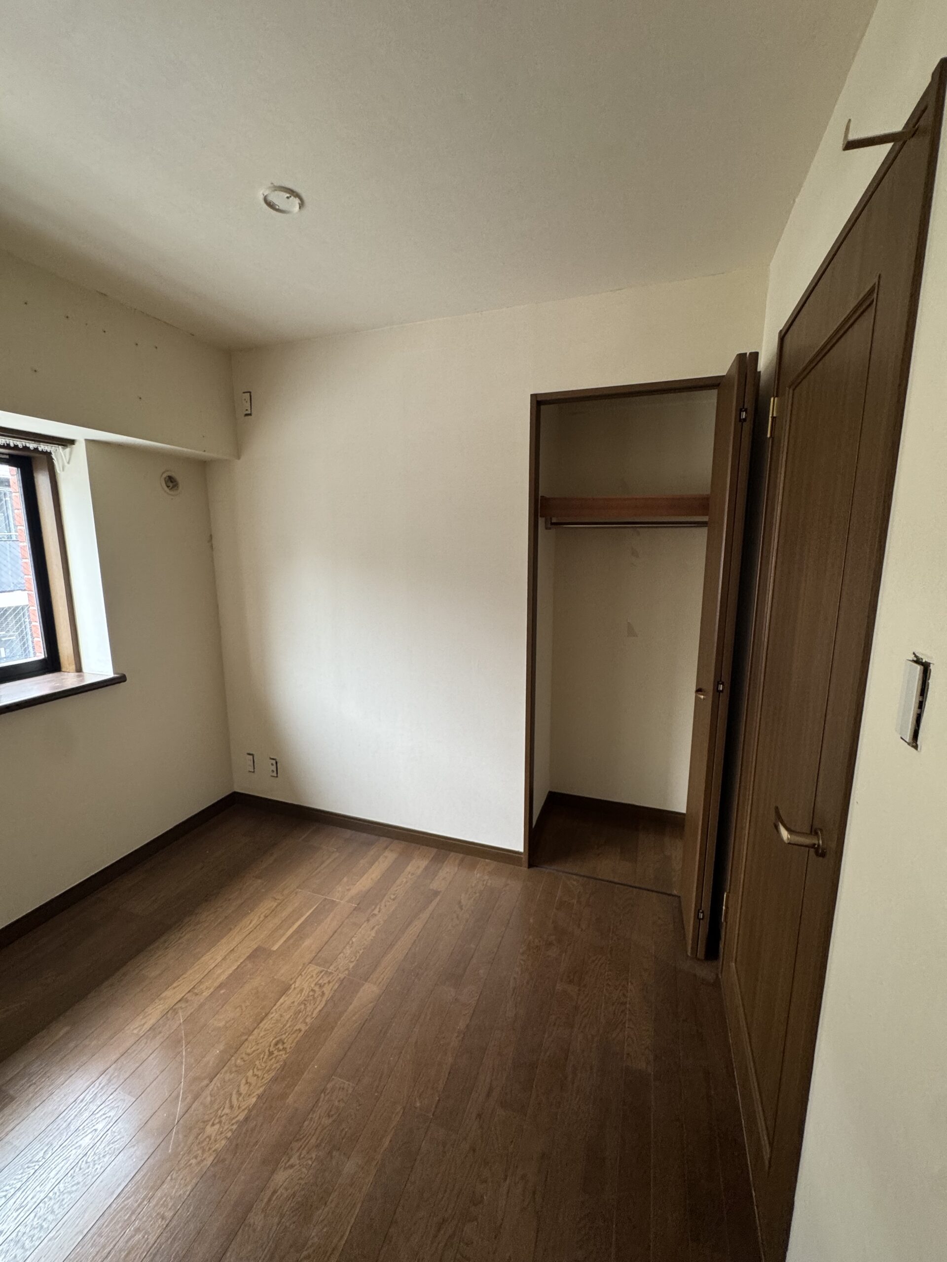 突板の天井材とフローリングが温もりを感じるリビング。アクセントで施工したエコカラットとタイルが木と調和し、心地の良い空間に。