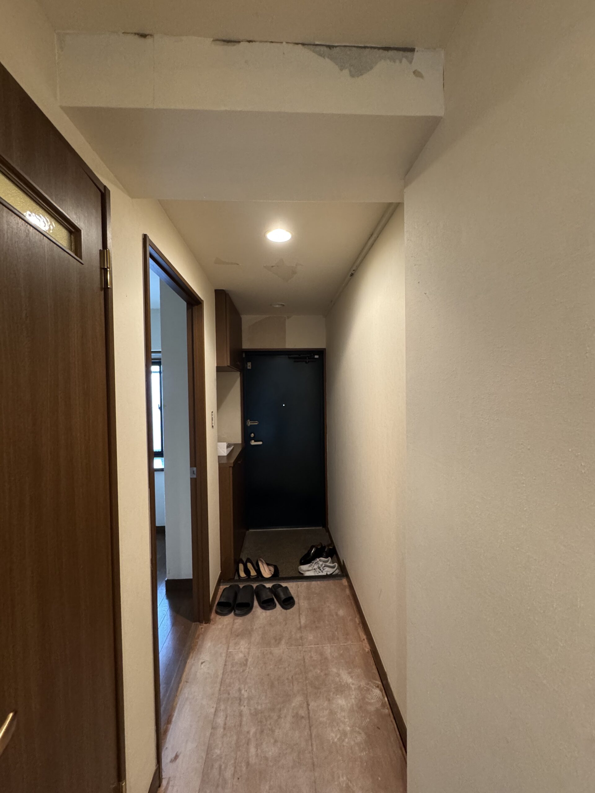 突板の天井材とフローリングが温もりを感じるリビング。アクセントで施工したエコカラットとタイルが木と調和し、心地の良い空間に。