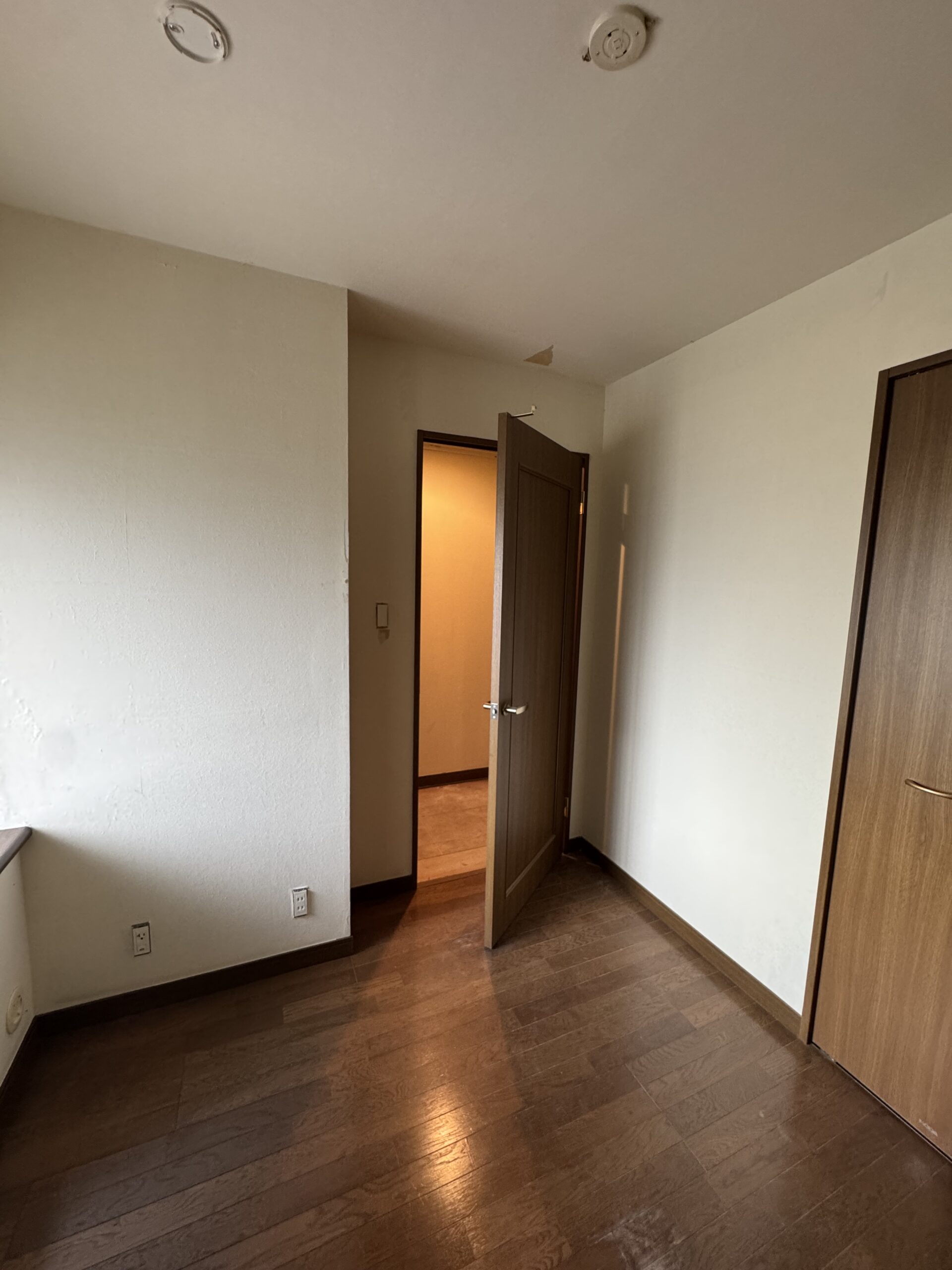 突板の天井材とフローリングが温もりを感じるリビング。アクセントで施工したエコカラットとタイルが木と調和し、心地の良い空間に。