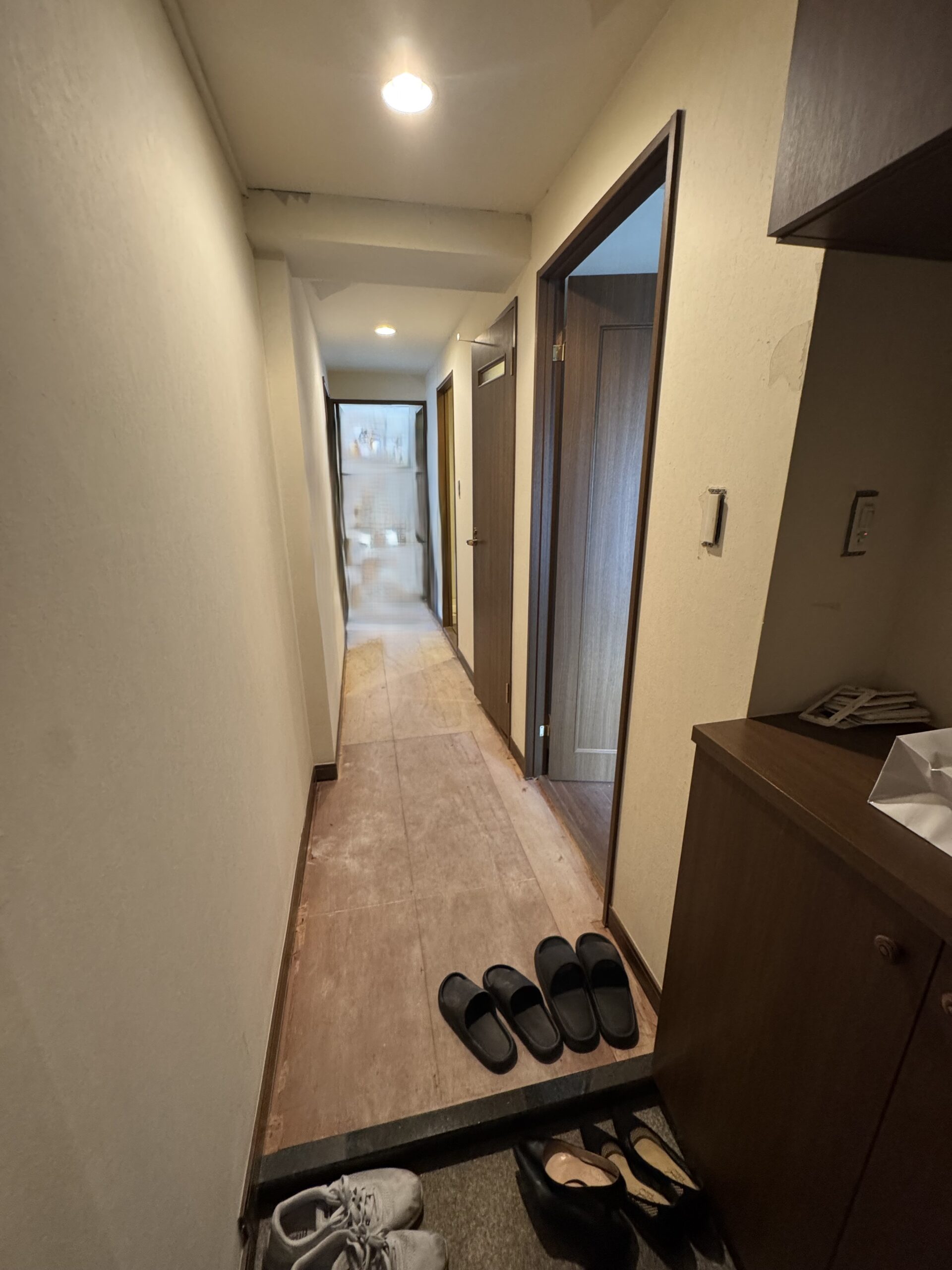 突板の天井材とフローリングが温もりを感じるリビング。アクセントで施工したエコカラットとタイルが木と調和し、心地の良い空間に。