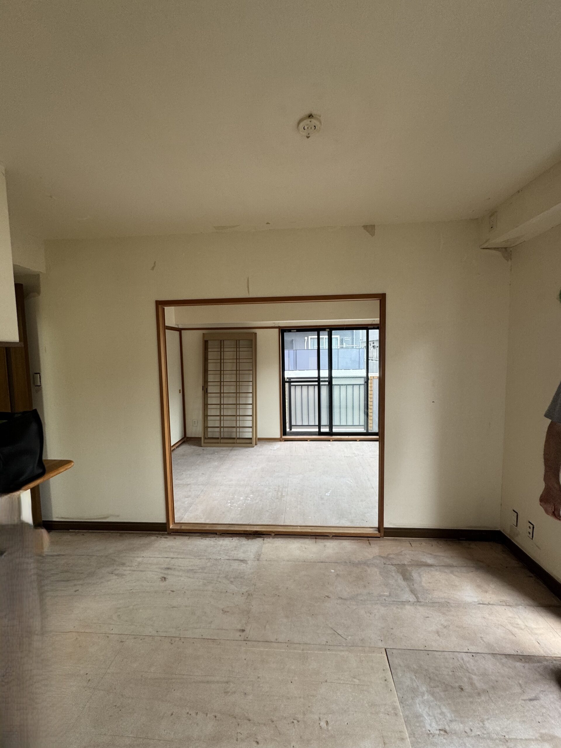 突板の天井材とフローリングが温もりを感じるリビング。アクセントで施工したエコカラットとタイルが木と調和し、心地の良い空間に。