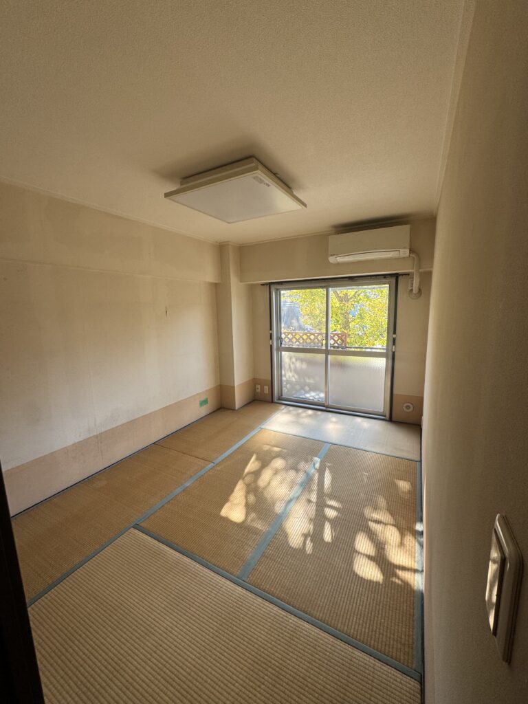 ナラの突板フローリングと天井材が温かみのある空間を演出。ブラックキッチンで空間を引き締め、腰壁に施工した華窯ボーダータイルがポイントとなり、洗練された雰囲気をプラス。