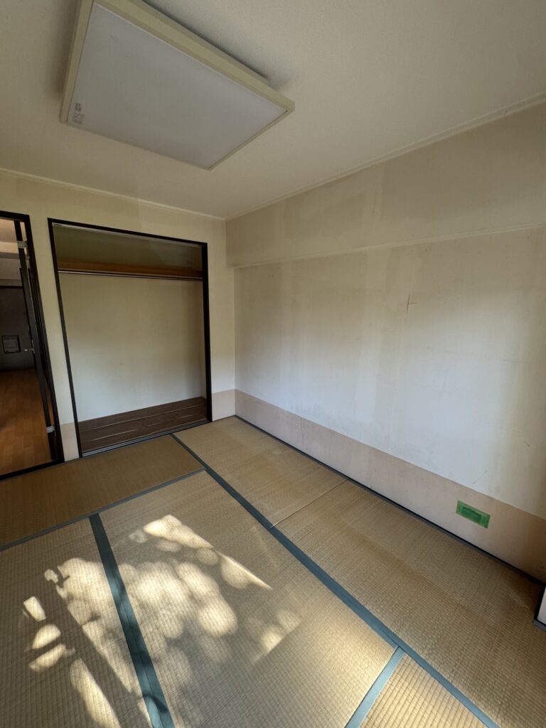 ナラの突板フローリングと天井材が温かみのある空間を演出。ブラックキッチンで空間を引き締め、腰壁に施工した華窯ボーダータイルがポイントとなり、洗練された雰囲気をプラス。