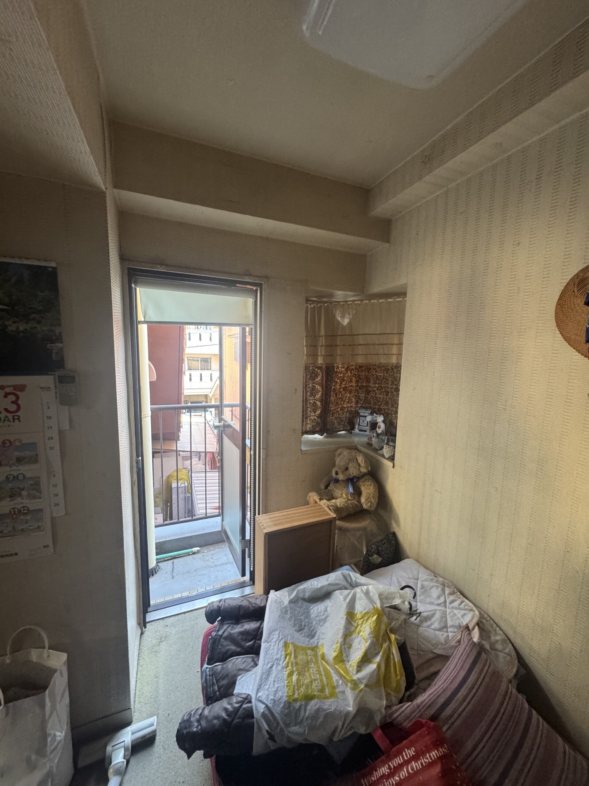 コンパクトなお部屋ながらガラス引戸やエコカラット、間接照明でホテルライクな印象に。やわらかな色味の内装に、随所に取り入れたブラックカラーがポイント。