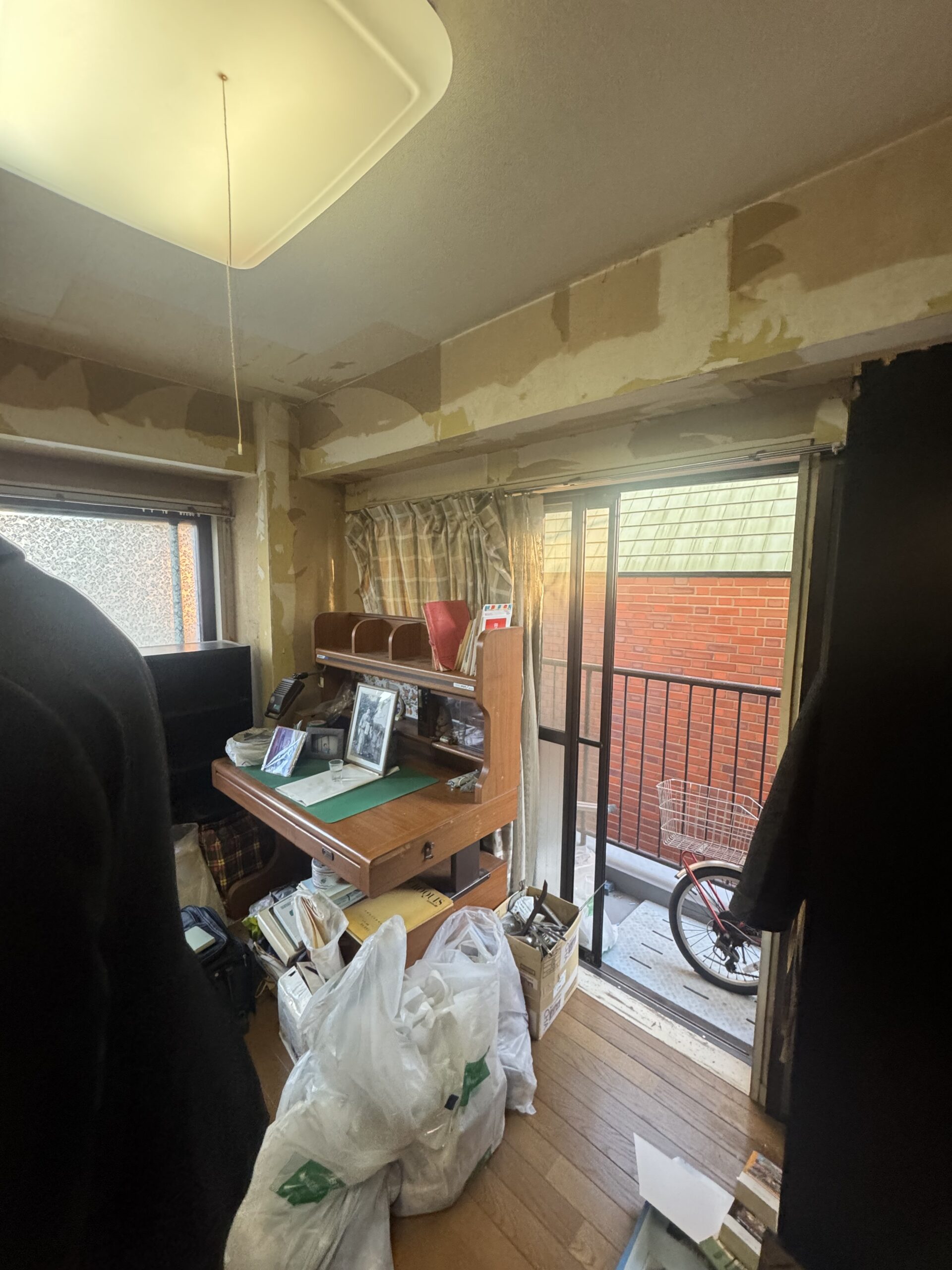 コンパクトなお部屋ながらガラス引戸やエコカラット、間接照明でホテルライクな印象に。やわらかな色味の内装に、随所に取り入れたブラックカラーがポイント。