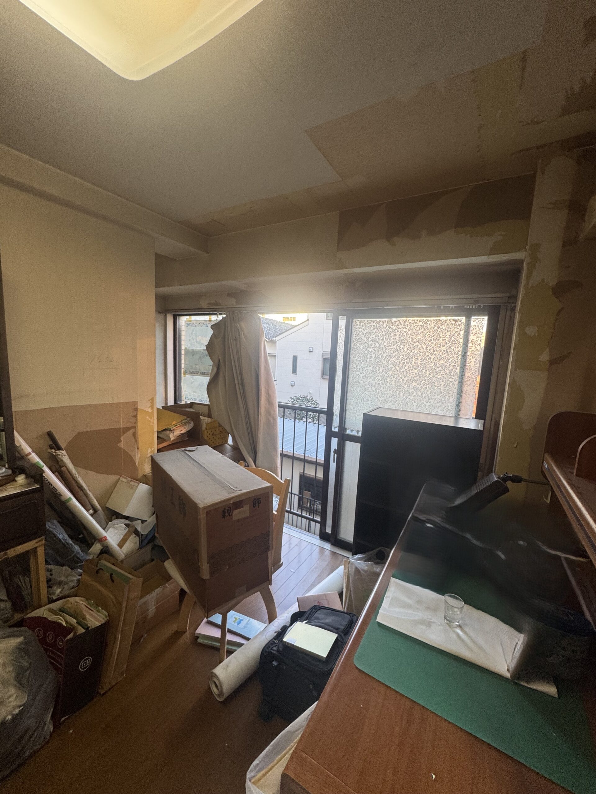 コンパクトなお部屋ながらガラス引戸やエコカラット、間接照明でホテルライクな印象に。やわらかな色味の内装に、随所に取り入れたブラックカラーがポイント。