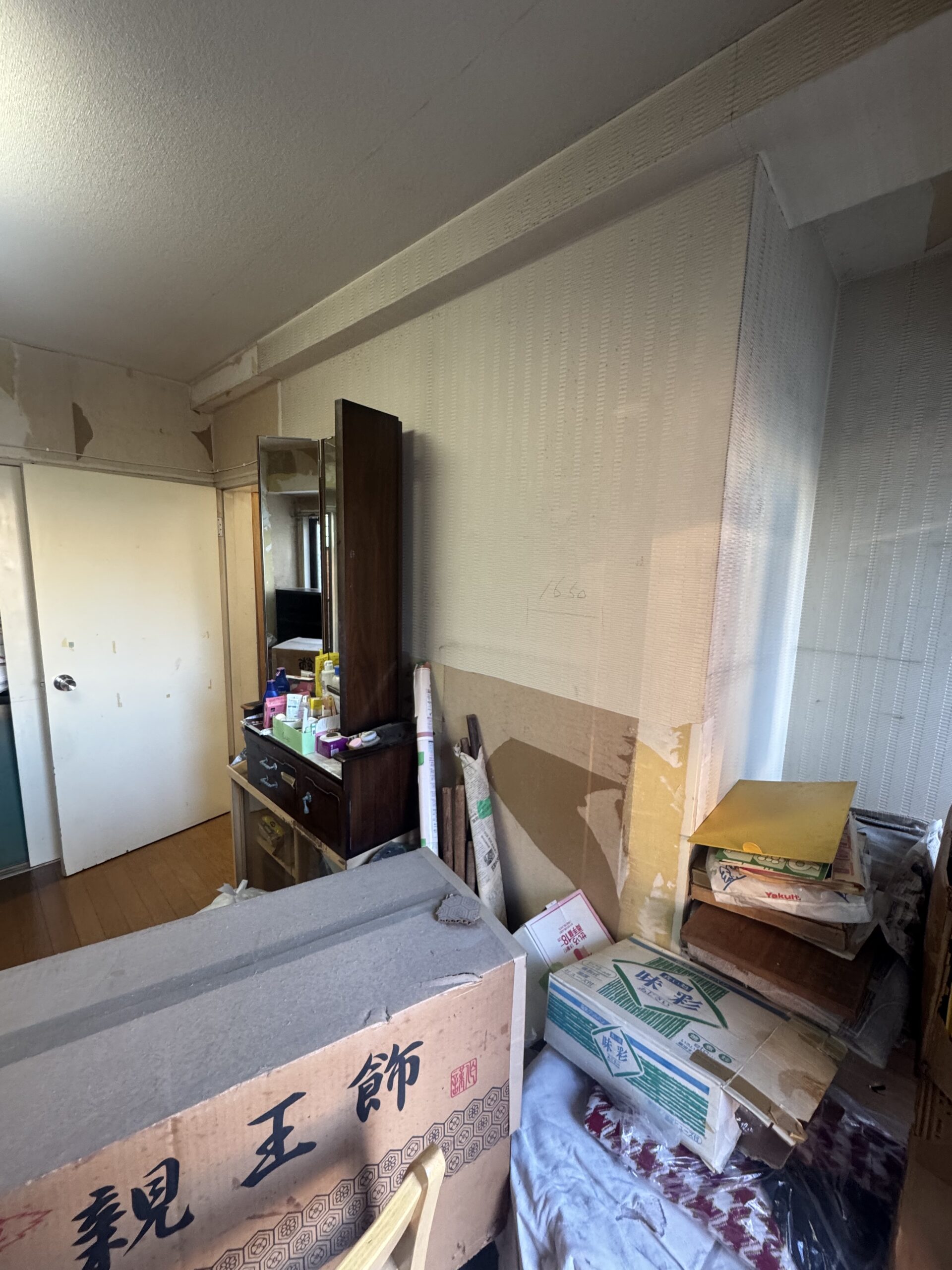 コンパクトなお部屋ながらガラス引戸やエコカラット、間接照明でホテルライクな印象に。やわらかな色味の内装に、随所に取り入れたブラックカラーがポイント。