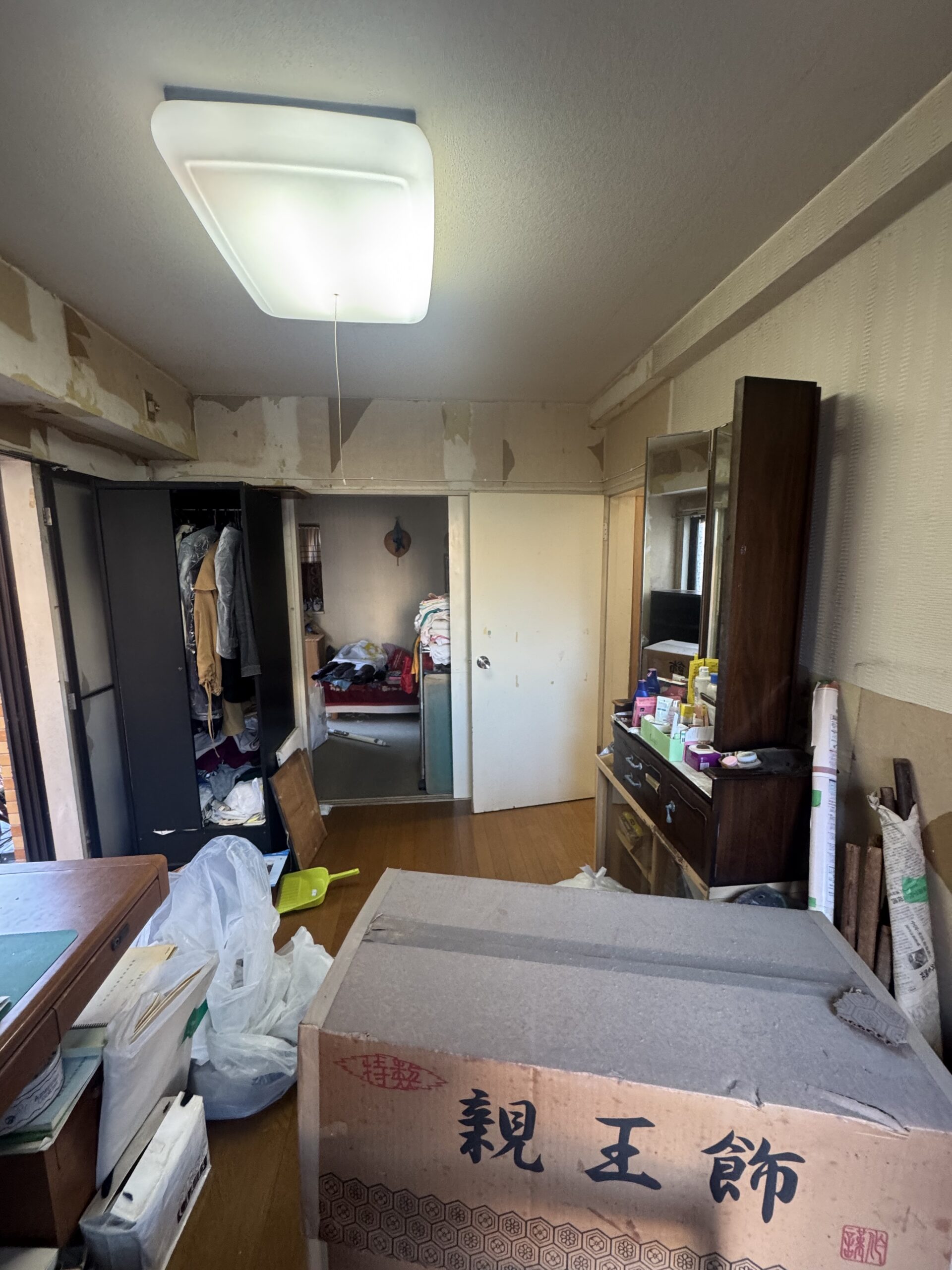 コンパクトなお部屋ながらガラス引戸やエコカラット、間接照明でホテルライクな印象に。やわらかな色味の内装に、随所に取り入れたブラックカラーがポイント。