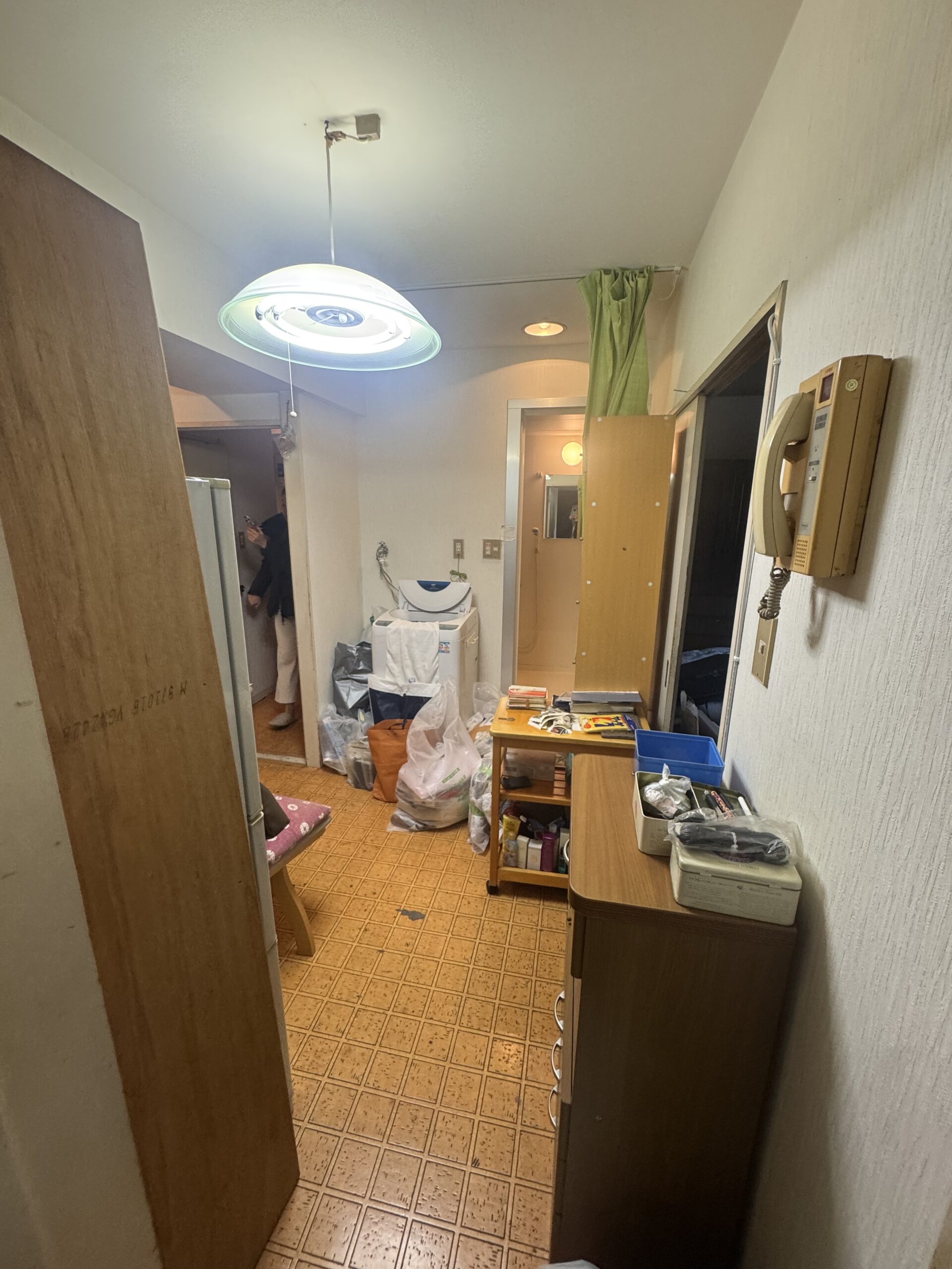 コンパクトなお部屋ながらガラス引戸やエコカラット、間接照明でホテルライクな印象に。やわらかな色味の内装に、随所に取り入れたブラックカラーがポイント。