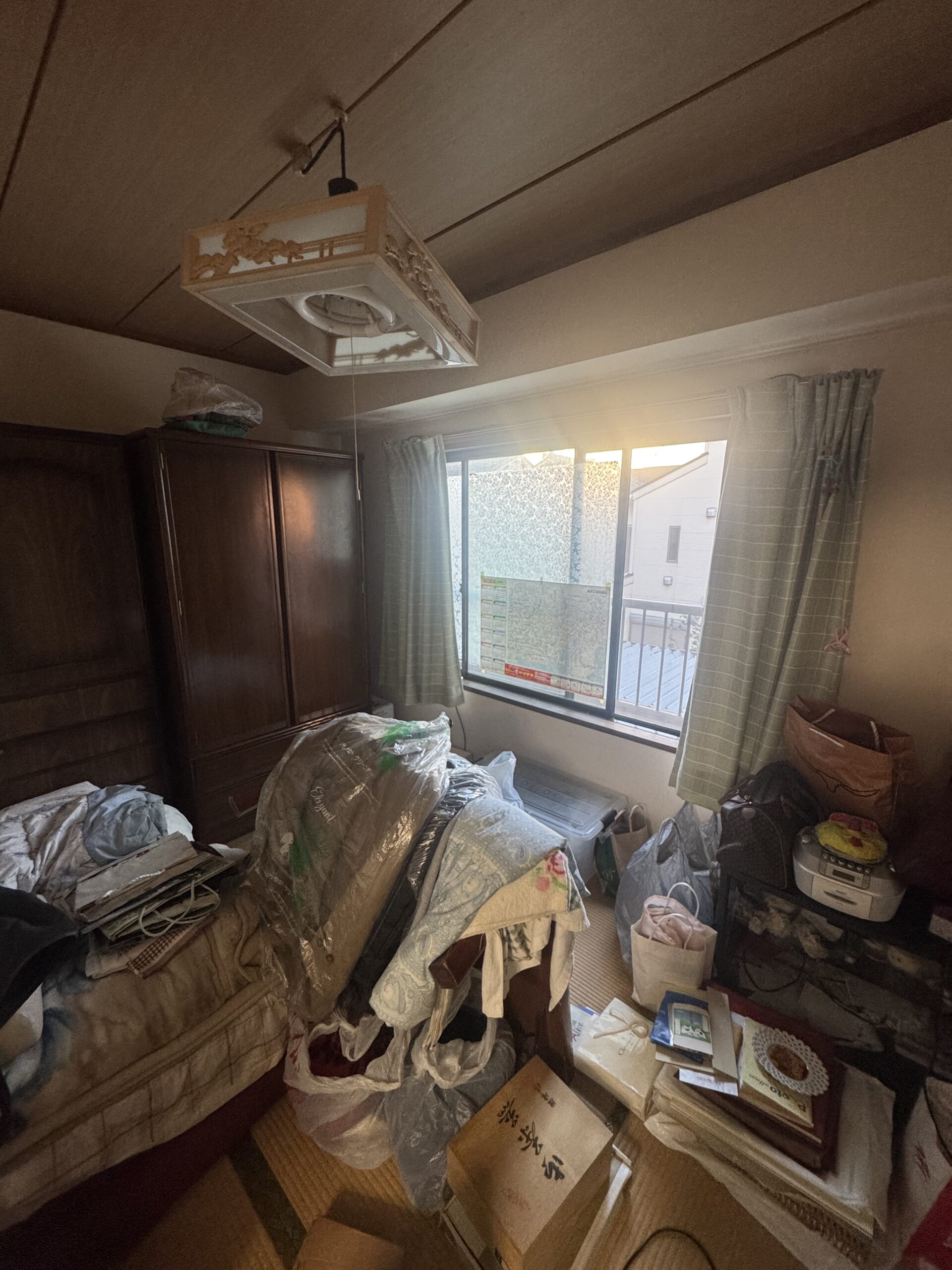 コンパクトなお部屋ながらガラス引戸やエコカラット、間接照明でホテルライクな印象に。やわらかな色味の内装に、随所に取り入れたブラックカラーがポイント。