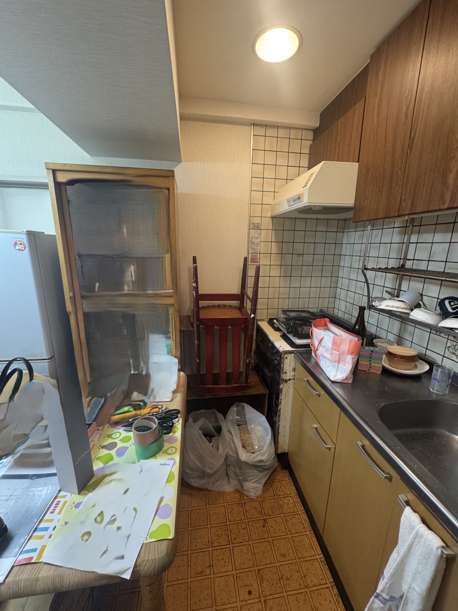 コンパクトなお部屋ながらガラス引戸やエコカラット、間接照明でホテルライクな印象に。やわらかな色味の内装に、随所に取り入れたブラックカラーがポイント。