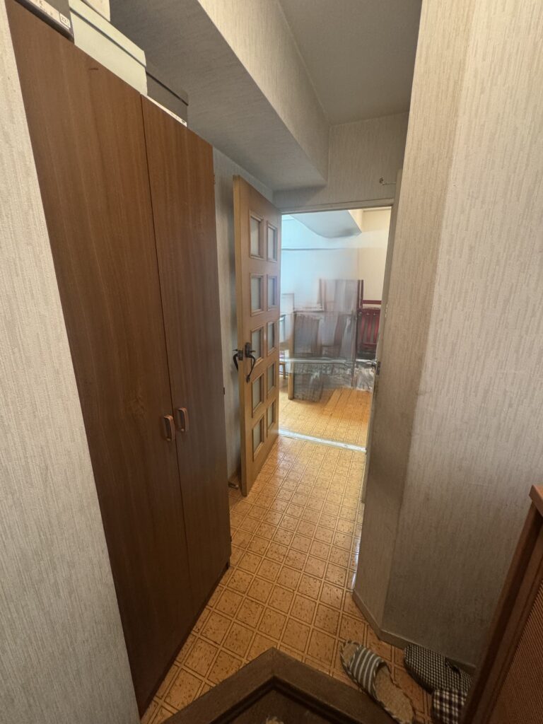 コンパクトなお部屋ながらガラス引戸やエコカラット、間接照明でホテルライクな印象に。やわらかな色味の内装に、随所に取り入れたブラックカラーがポイント。