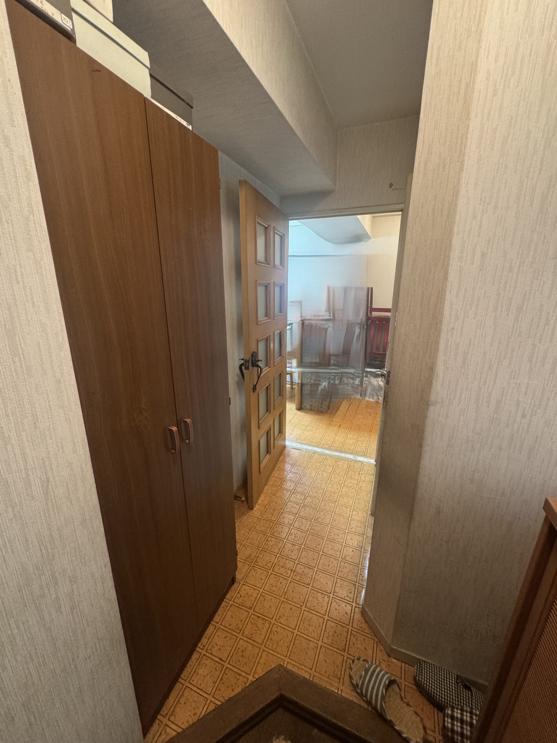 コンパクトなお部屋ながらガラス引戸やエコカラット、間接照明でホテルライクな印象に。やわらかな色味の内装に、随所に取り入れたブラックカラーがポイント。